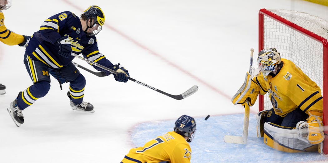 Quinnipiac goalie Yaniv Perets (1) blocked a shot by Michigan’s Rutger McGroarty (2) during the Bobcats’ 5-2 semifinal victory on Thursday. 