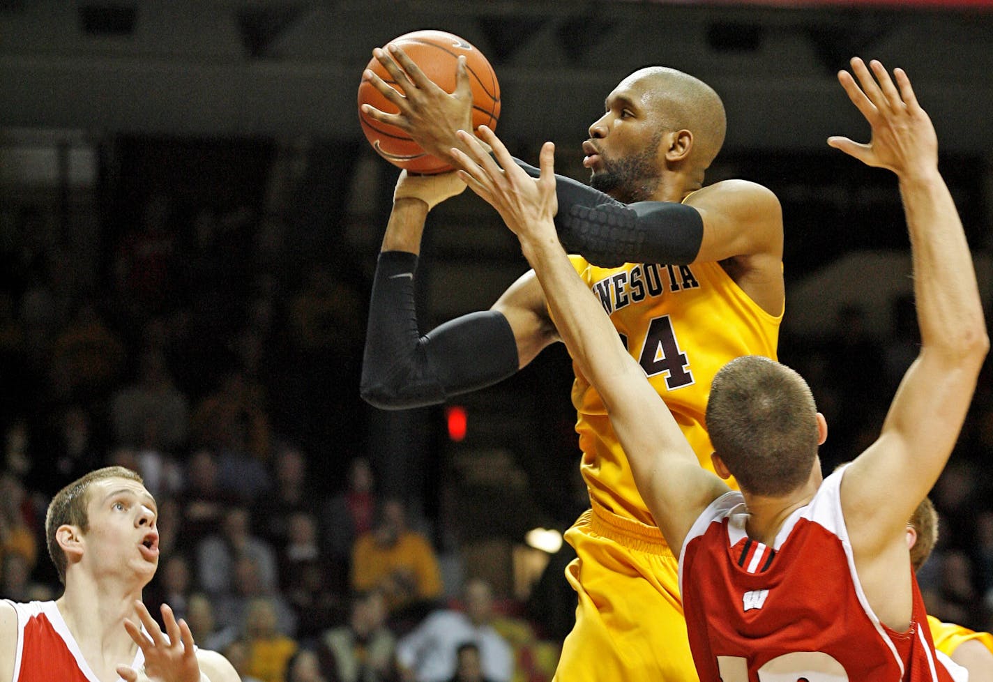 MARLIN LEVISON * mlevison@startribune.com Assign. #20009911E- February 18, 2010 - GENERAL INFORMATION: Gophers basketball vs. Wisconsin. IN THIS PHOTO: ] Gophers Damian Johnson went up for two points over the defense of Wisconsin's Jason Bohannon (12).