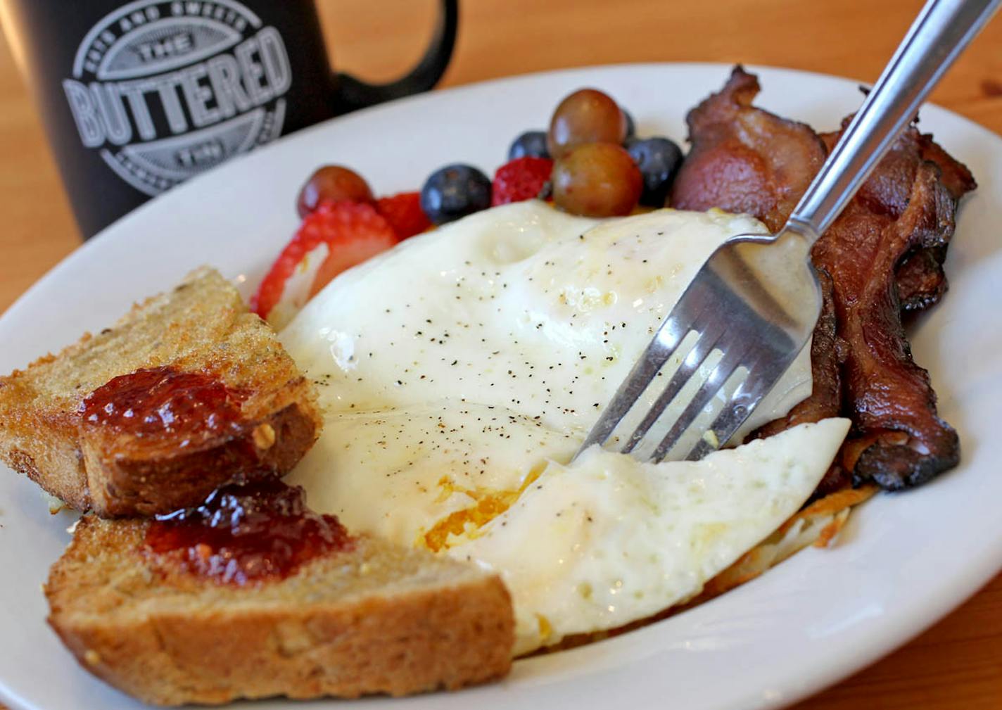 A Traditional breakfast with Homemade bread. ] STAR TRIBUNE/TOM WALLACE Assignments #20029971A July 19, 2013 SLUG & MAGIC SAXO#: 490032 rn072513 EXTRA INFO: Two new St. Paul bakery/cafes. The Buttered Tin, co-owners Jennifer Lueck and Alicia Hinze, and the Food: French toast, breakfast "hot dish," tomato soup, chicken club sandwich, Twinkies and HoHo pastries, and a sliced sweet breads on the counter.