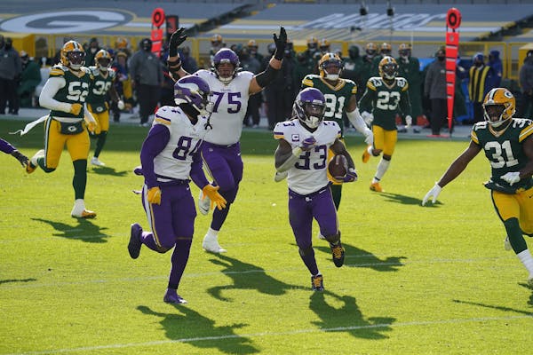 Minnesota Vikings running back Dalvin Cook (33) broke past the Green Bay Packers defense as he ran the ball in for a touchdown in the third quarter. ]