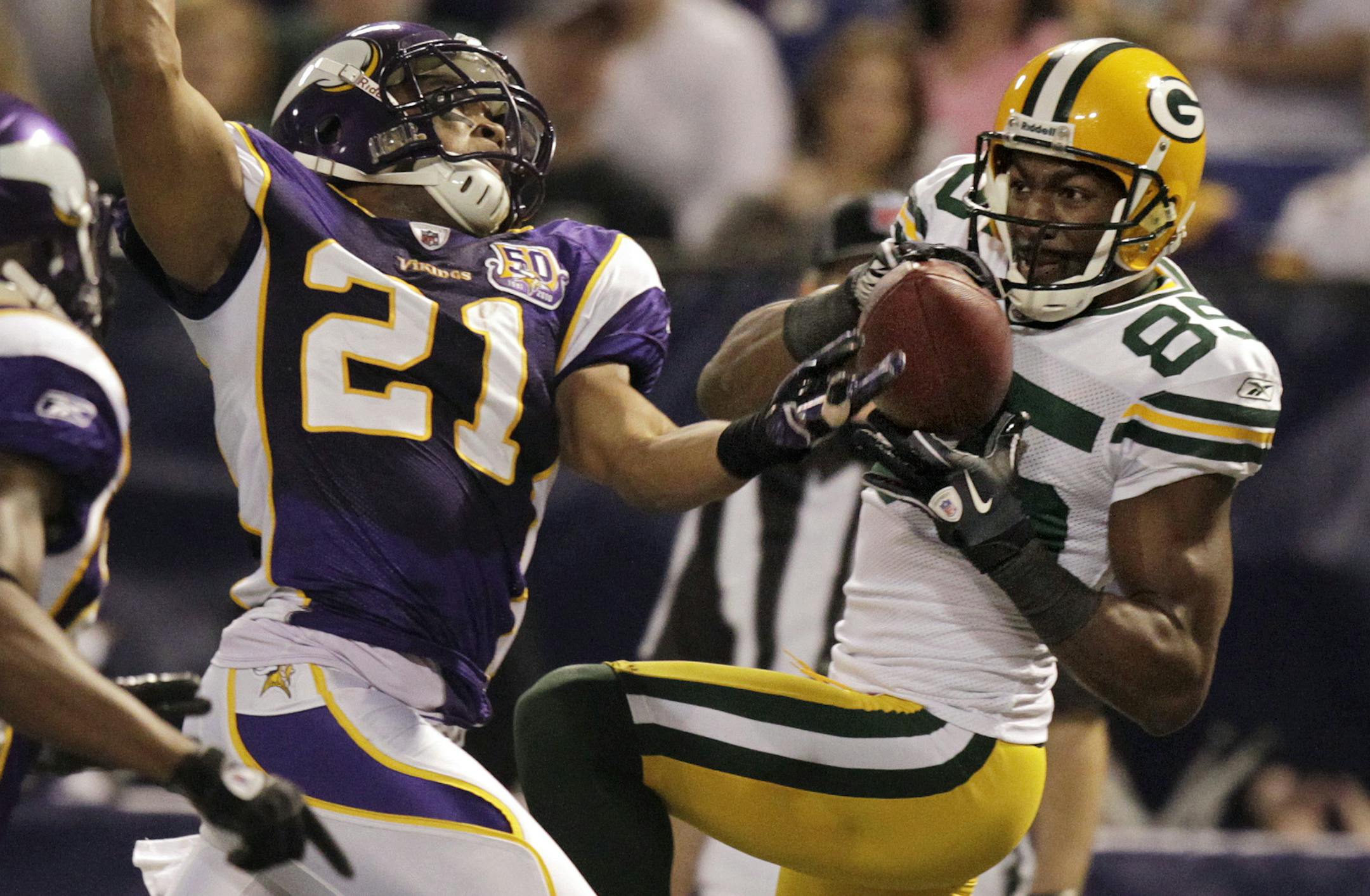 BRIAN PETERSON • brianp@startribune.com MINNEAPOLIS, MN - 11/21/2010 Minnesota Vikings vs Green Bay Packers ] Packers Greg Jennings pulls in a 22 yard TD pass from Aaron Rodgers in the 4th quarter. Vikings Asher Allen defends. ORG XMIT: MIN2013031821074498