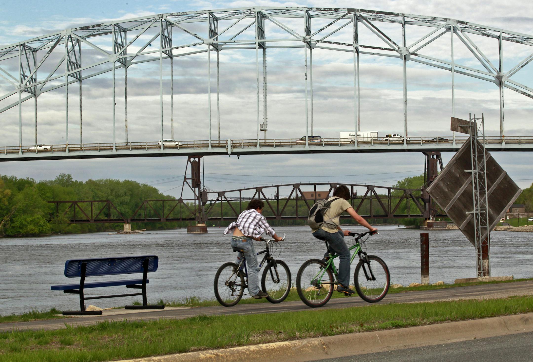 MARLIN LEVISON ‚Ä¢ mlevison@startribune.com The many vistas of the 12-mile Hastings bike and pedestrian loop. IN THIS PHOTO:The Hastings bike path follows the shoreline of the Mississippi River with the historic Highway 61 bridge in the background.