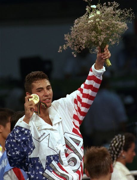 USA's Oscar De La Hoya shows off his gold medal during the award ceremony for lightweight boxing division in the XXV Summer Olympic Games in Barcelona