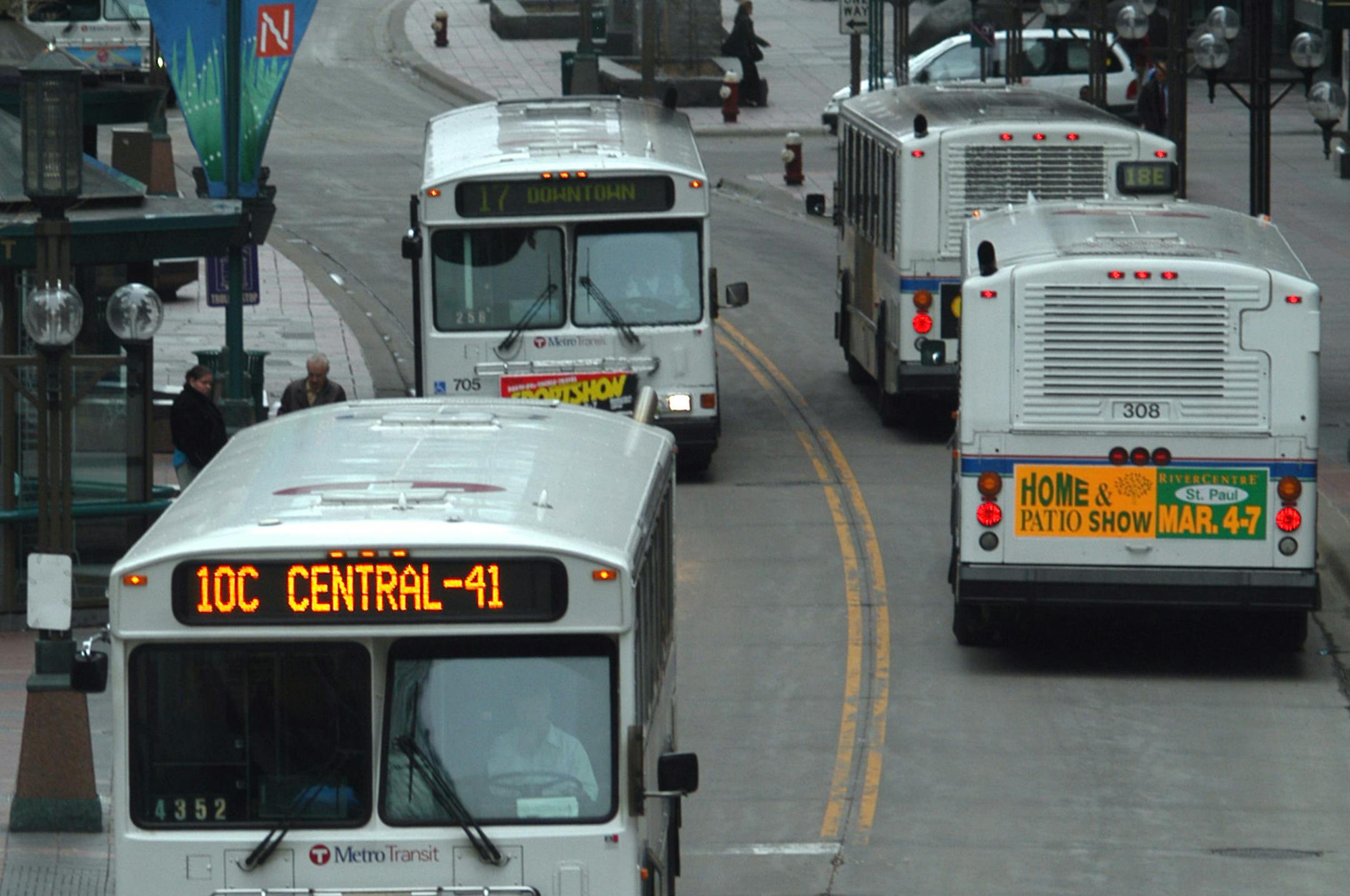 The MTC buses were making the rounds on Nicollet Ave in downtown Minneapolis GENERAL INFORMATION: Minneapolis,MN. Monday 4/19/2004 The first buses began to roll out of the Nicollet Garage around 3:45 AM ORG XMIT: MIN2014082913581234