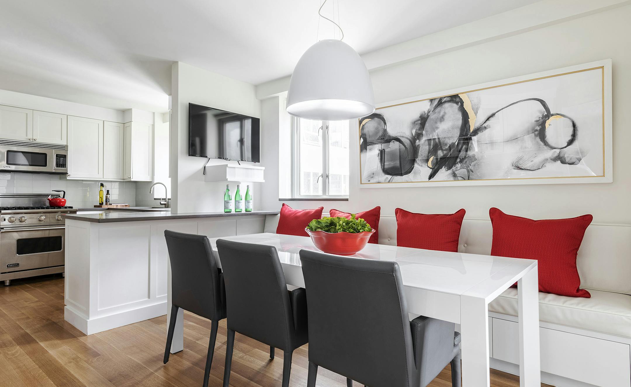 Rich ruby red pillows add color to a kitchen, an often ignored design space. (Design Recipes) ORG XMIT: 1288219