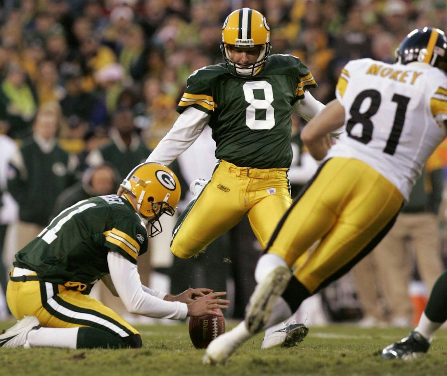 KRT SPORTS STORY SLUGGED: FBN-STEELERS-PACKERS KRT PHOTOGRAPH BY MARK HOFFMAN/MILWAUKEE JOURNAL SENTINEL (November 6) GREEN BAY, WI -- Green Bay Packers kicker Ryan Longwell misses a field goal after holder B.J. Sander has a hard time getting the ball down during the second quarter against the Pittsburgh Steelers. The Steelers defeated the Packers, 20-10, at Lambeau Field in Green Bay, Wisconsin, Sunday, November 6, 2005. (cdm) 2005