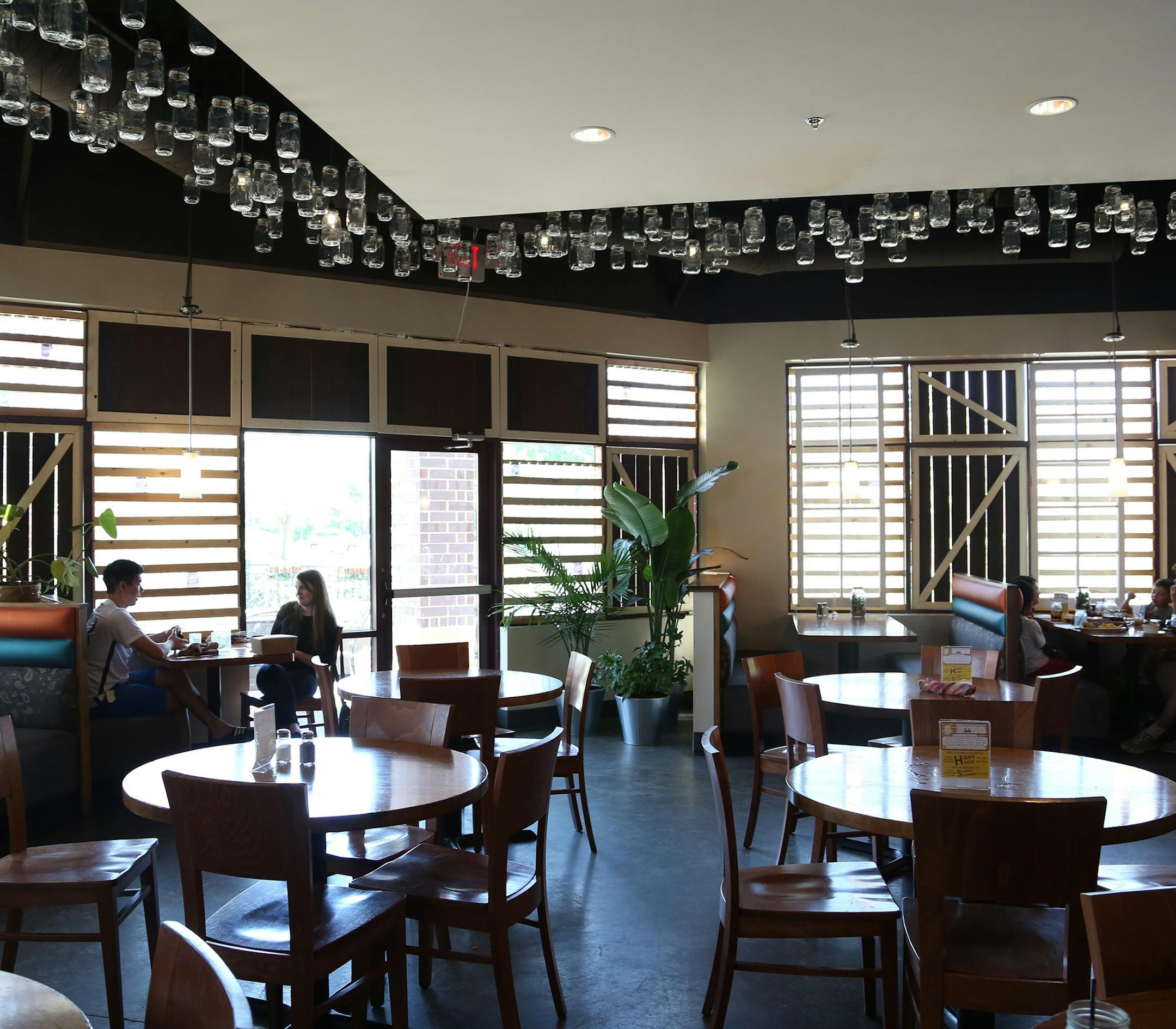 Interior of the restaurant Mason Jar. ] (KYNDELL HARKNESS/STAR TRIBUNE) kyndell.harkness@startribune.com The Mason Jar restaurant in Eagan , Min., Friday, June 12, 2015.