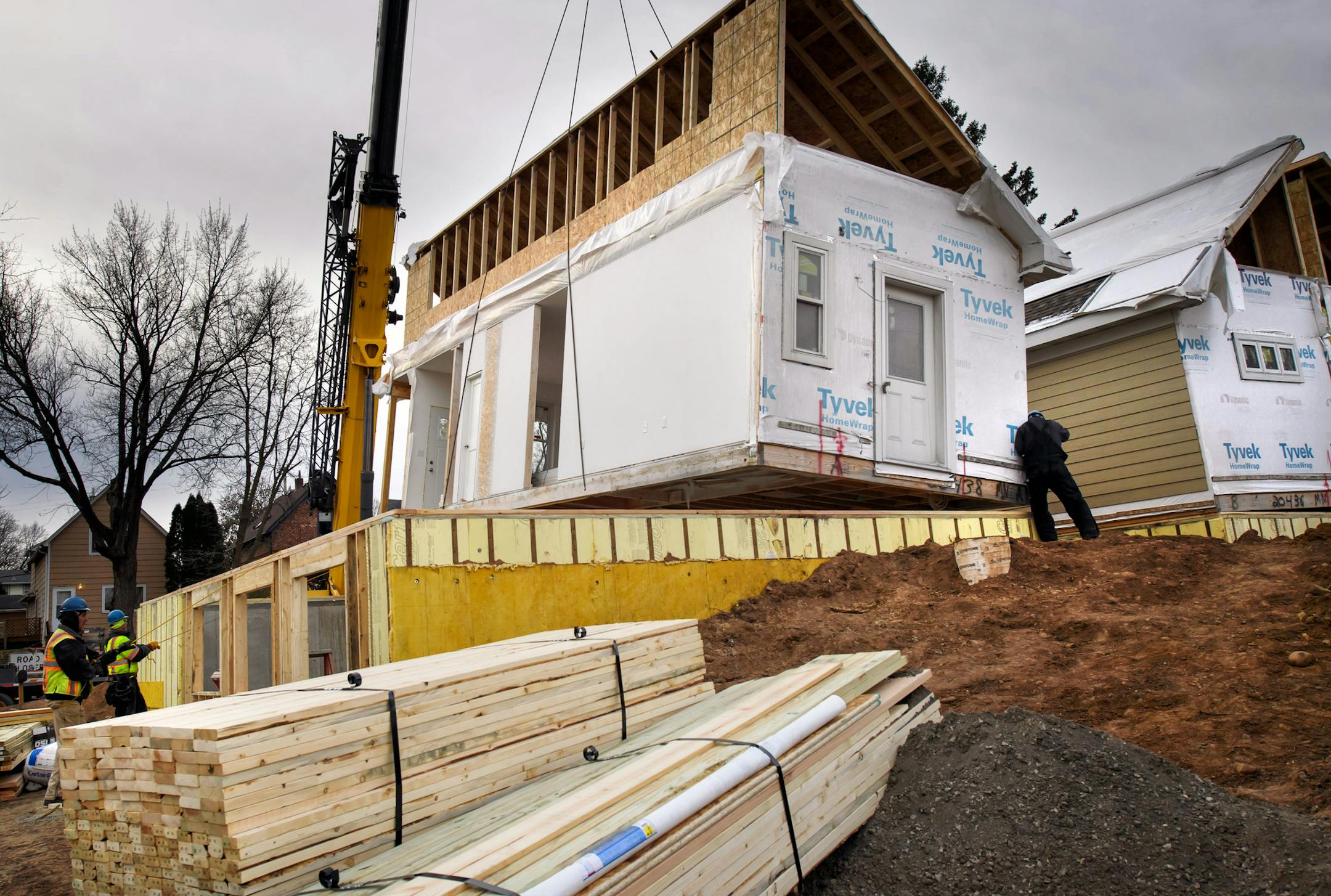 Crews working with Sm+RT Homes moved two modular houses from tractor trailer trucks and set them on foundations with a huge crane in East St. Paul. ] GLEN STUBBE ï glen.stubbe@startribune.com Friday, November 10, 2017 There's a critical lack of homes available for purchase in the Twin Cities affordable to low- and moderate-income families income the very people for whom homeownership is so crucial to building wealth and entering the middle class. We're talking about homes around $200,000 or