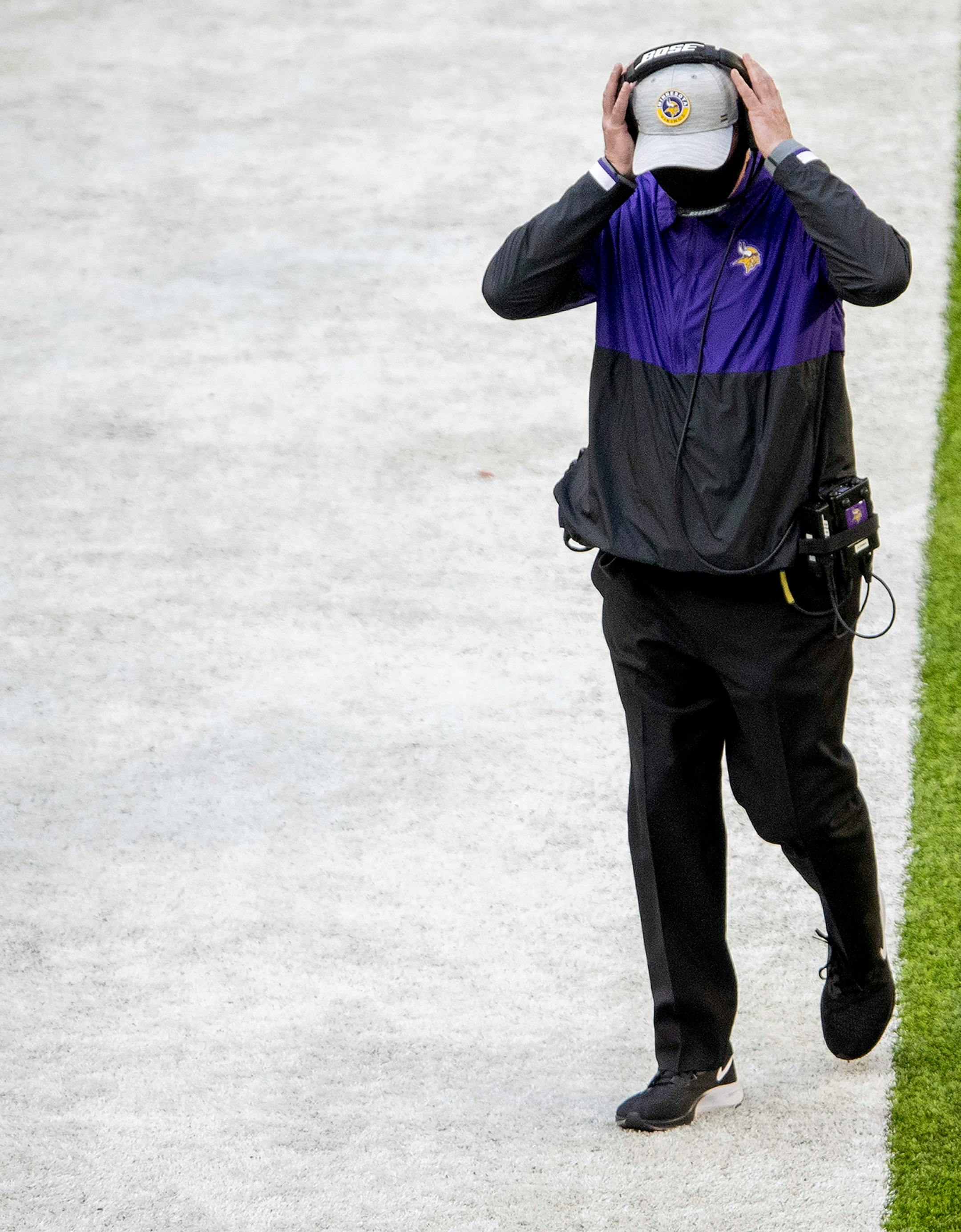 Minnesota Vikings head coach Mike Zimmer reacted after a false start penalty by the offense in the second quarter.