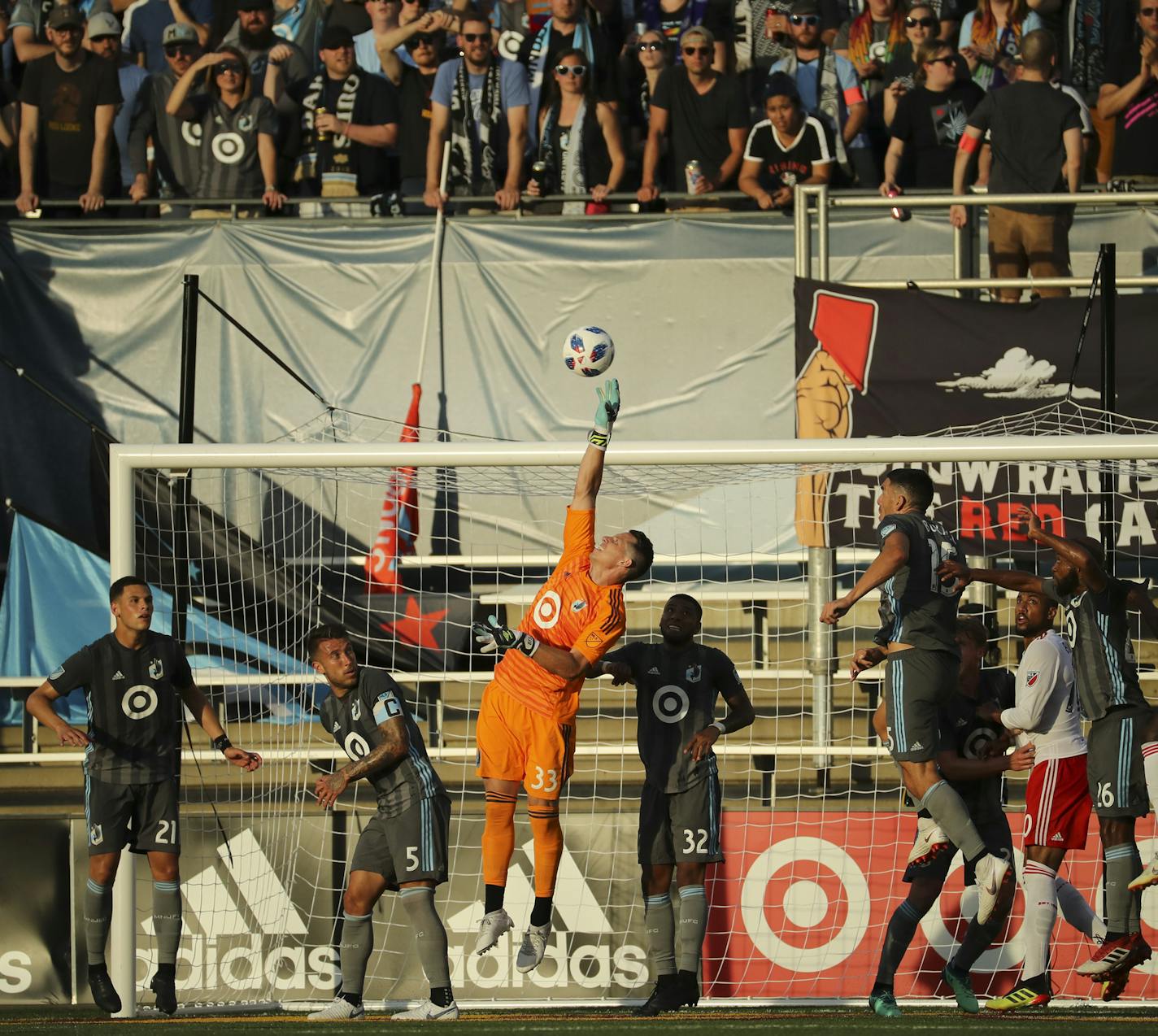 Minnesota United goalkeeper Bobby Shuttleworth (33) reached for a first half shot. ] JEFF WHEELER &#xef; jeff.wheeler@startribune.com Minnesota United faced the New England Revolution in an MLS soccer match Wednesday night, July 18, 2018.