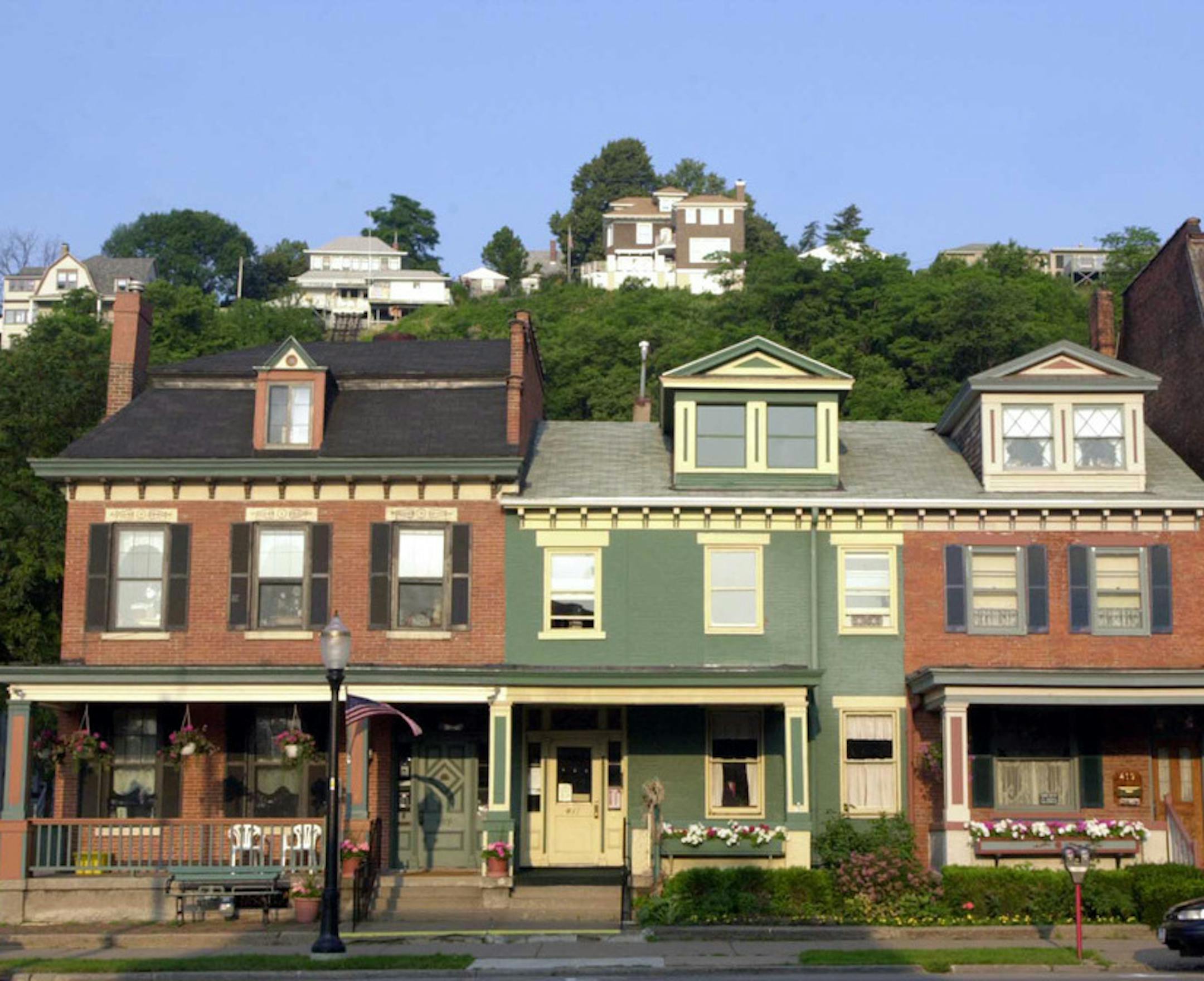 Colorful homes and shops line Bluff Street in Dubuque, Iowa, in a July 2001 file image. (Jerry Tomaselli/Chicago Tribune/TNS) ORG XMIT: 1386716