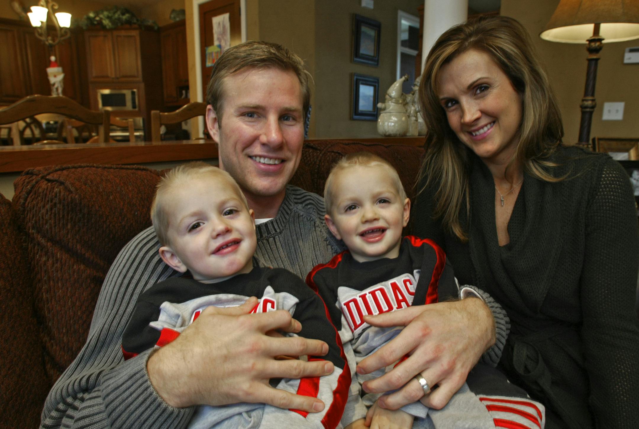 BRUCE BISPING &#xd4; bbisping@startribune.com Bruce Bisping/Star Tribune. Chaska, MN., Friday, 12/9/2005. Sam, Fred, Charlie and Carol Hoiberg were photographed in the living room of their Chaska home. The twins are two and ahalf years old. Not pictured were the Hoiberg's two other children, Paige and Jack.