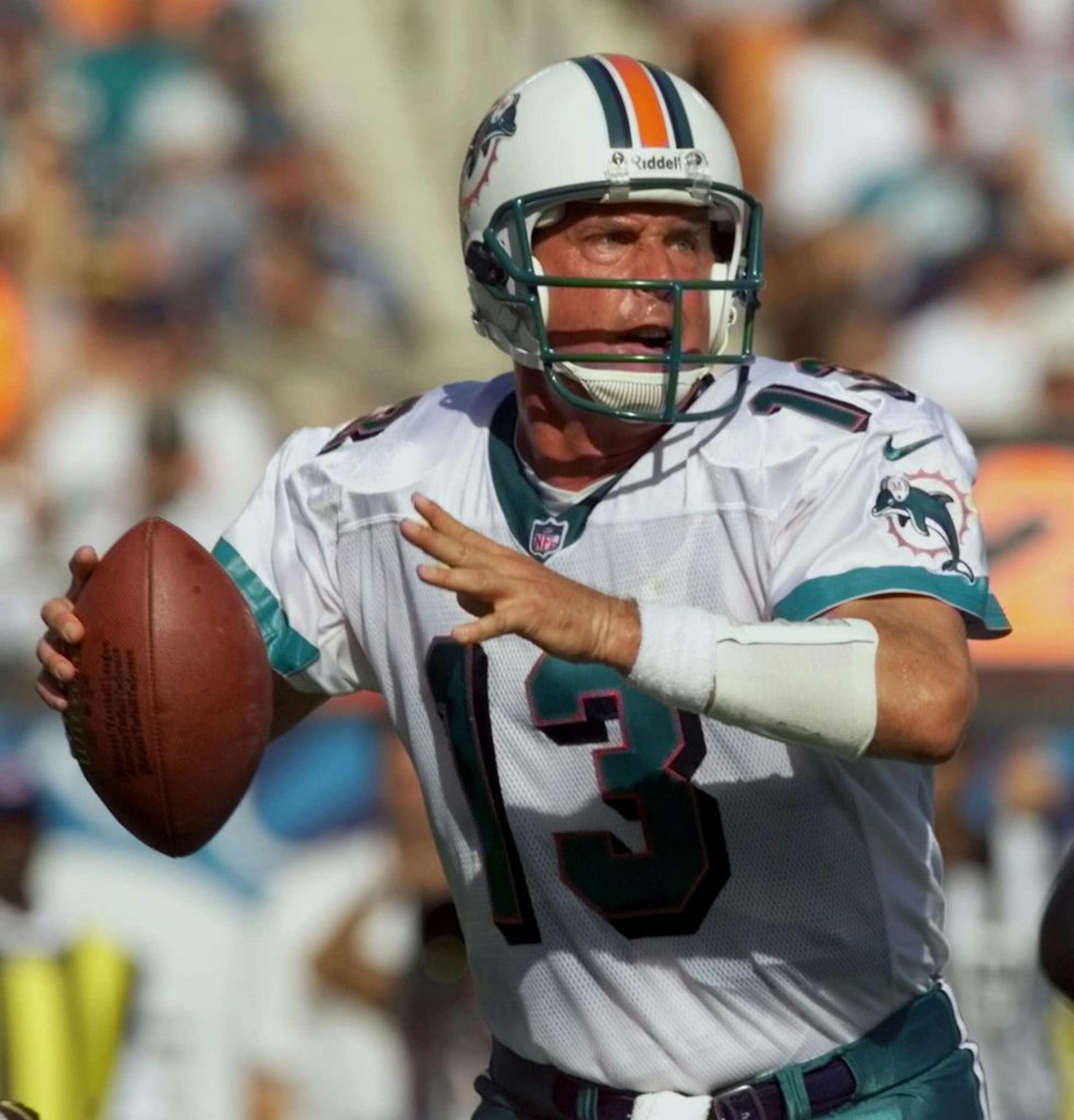 Miami Dolphins quarterback Dan Marino looks for an open receiver in the second quarter against the San Diego Chargers Sunday, Dec. 20, 1999 at Pro Player Stadium in Miami.
