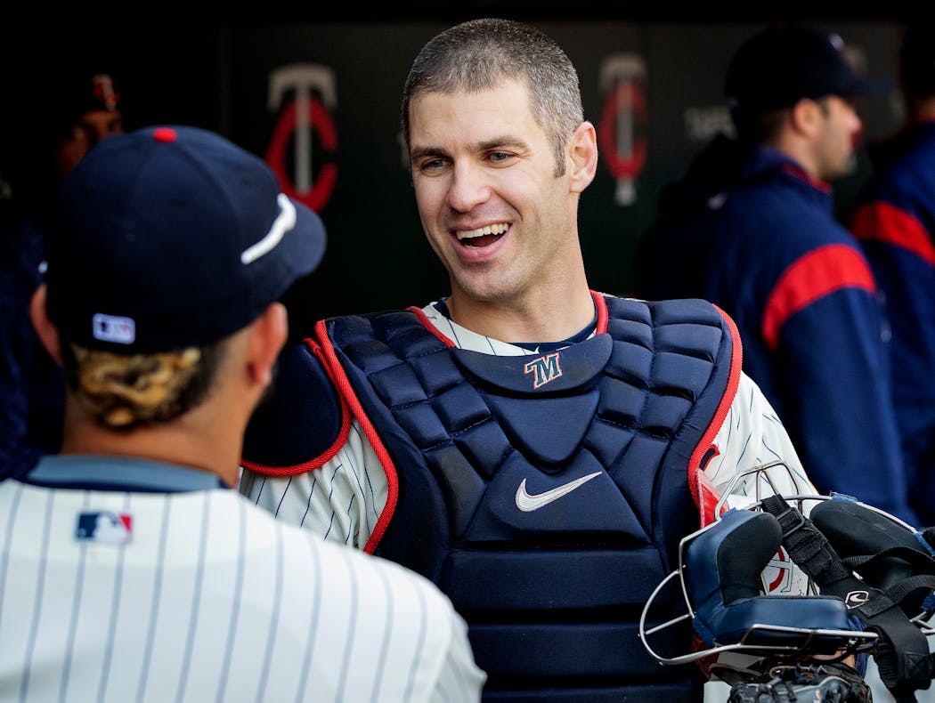 Teammates welcomed the Twins' Joe Mauer back into the dugout after he caught one pitch in the ninth inning.