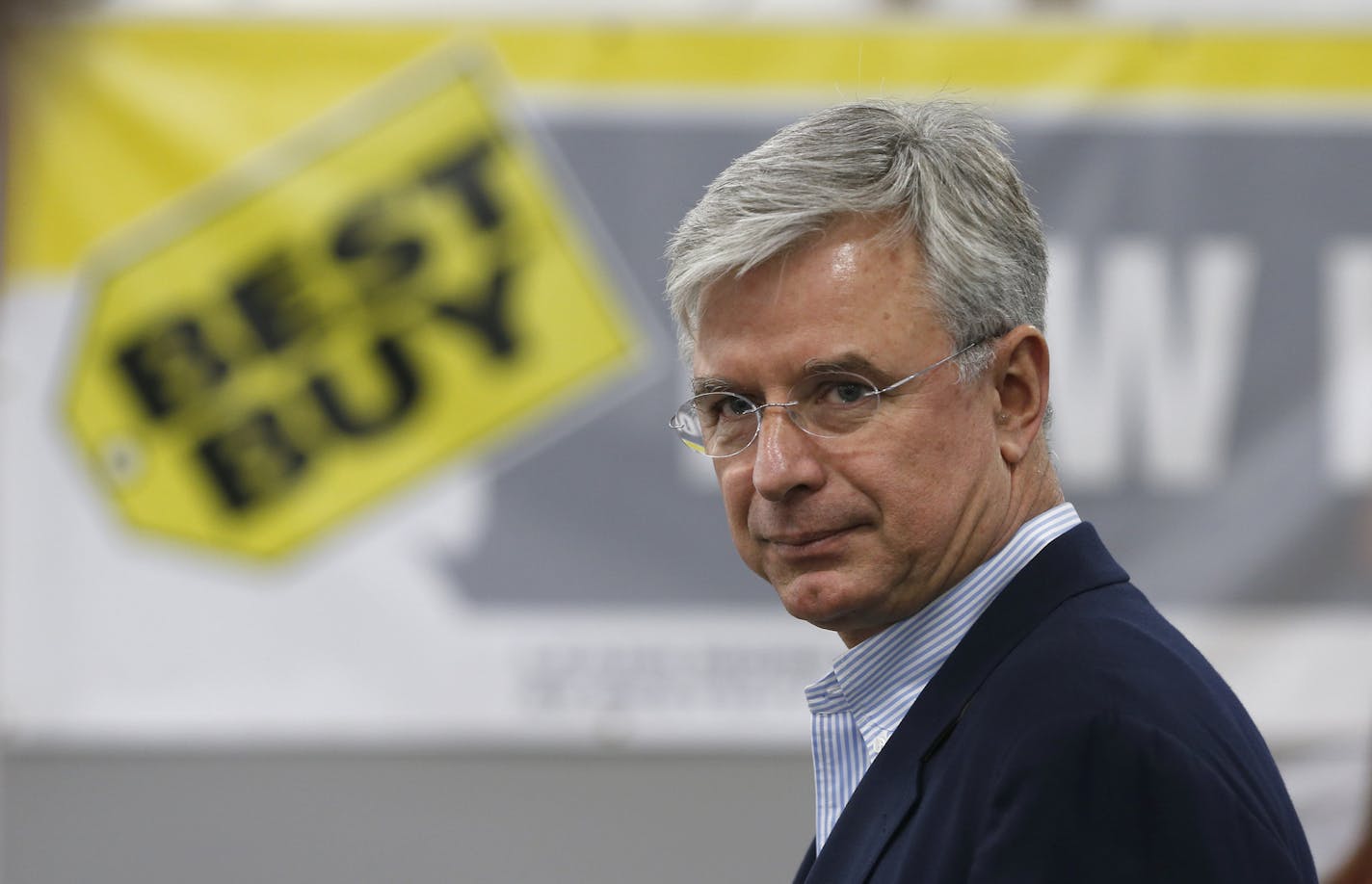 Best Buy. CEO Hubert Joly spent the opening hours hanging at the Best Buy store in Eden Prairie. ) Star Tribune photo by Tom Wallace ASSIGNMENT: SAXO: 1002535373 Shopping112516