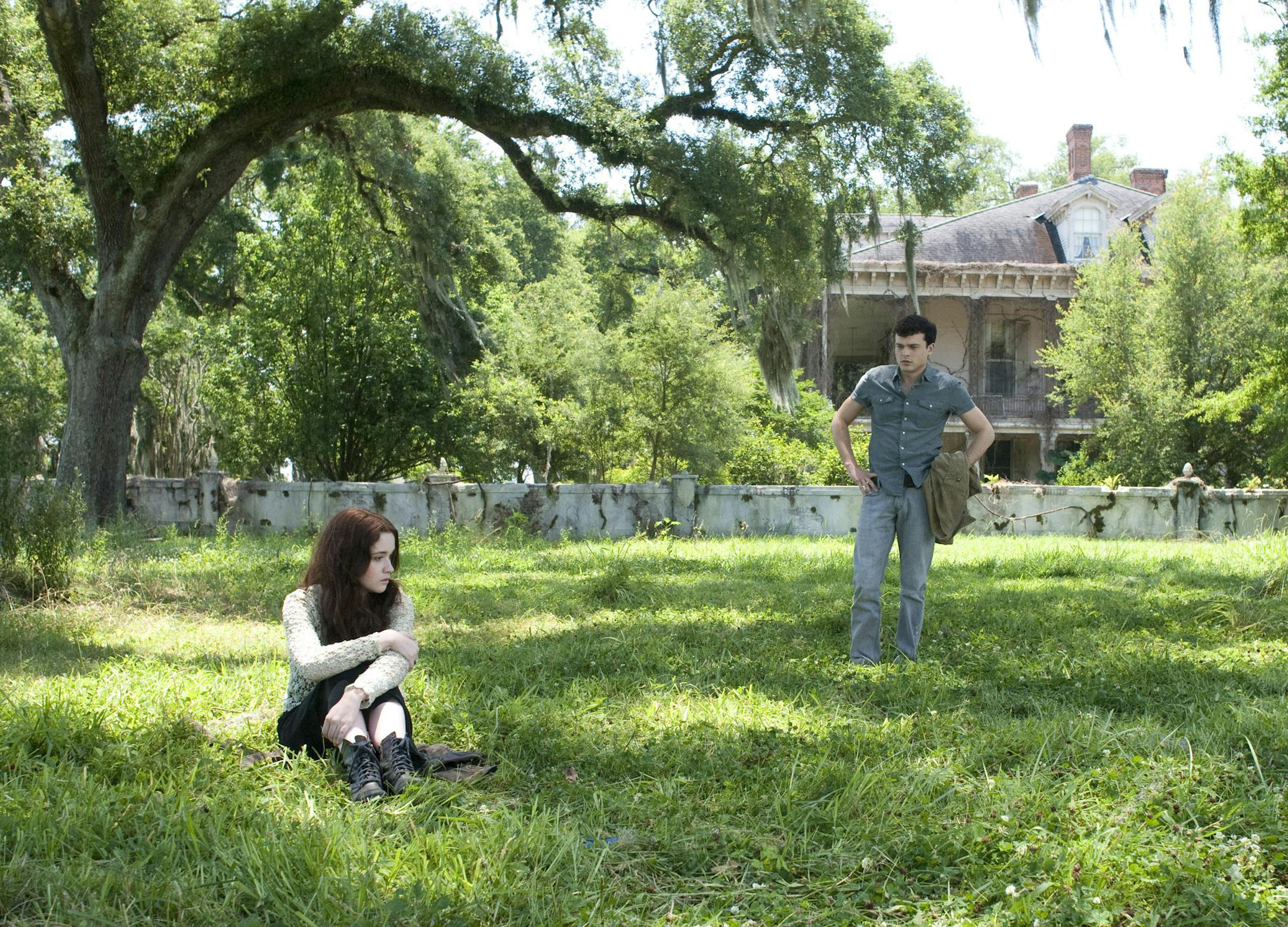 (L-r) ALICE ENGLERT as Lena Duchannes and ALDEN EHRENREICH as Ethan Wate in Alcon Entertainment's supernatural love story ‚ÄúBEAUTIFUL CREATURES,‚Äù a Warner Bros. Pictures release.