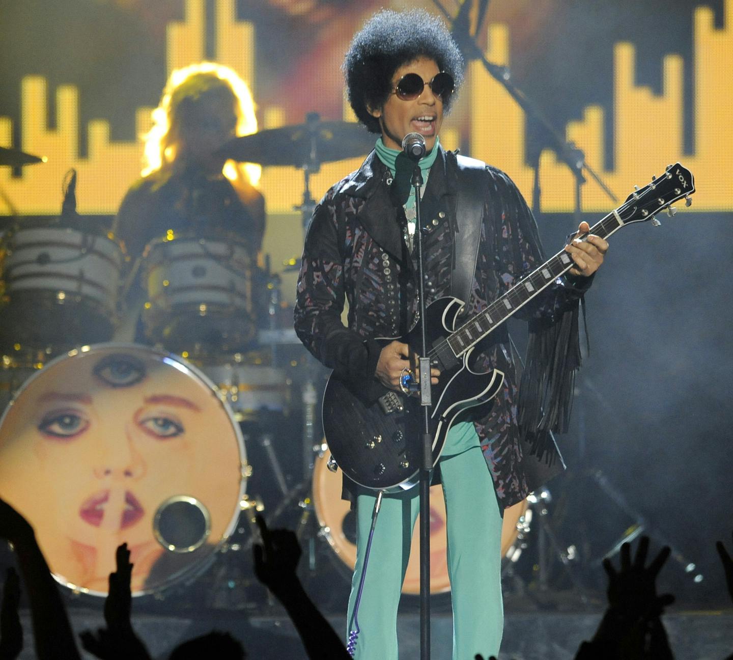 FILE - In this May 19, 2013, file photo, Prince performs at the Billboard Music Awards at the MGM Grand Garden Arena in Las Vegas. In a newspaper report published Wednesday, May 4, 2016, Prince had arranged to meet a California doctor to try to kick an addiction to painkillers shortly before his death. (Photo by Chris Pizzello/Invision/AP, File)