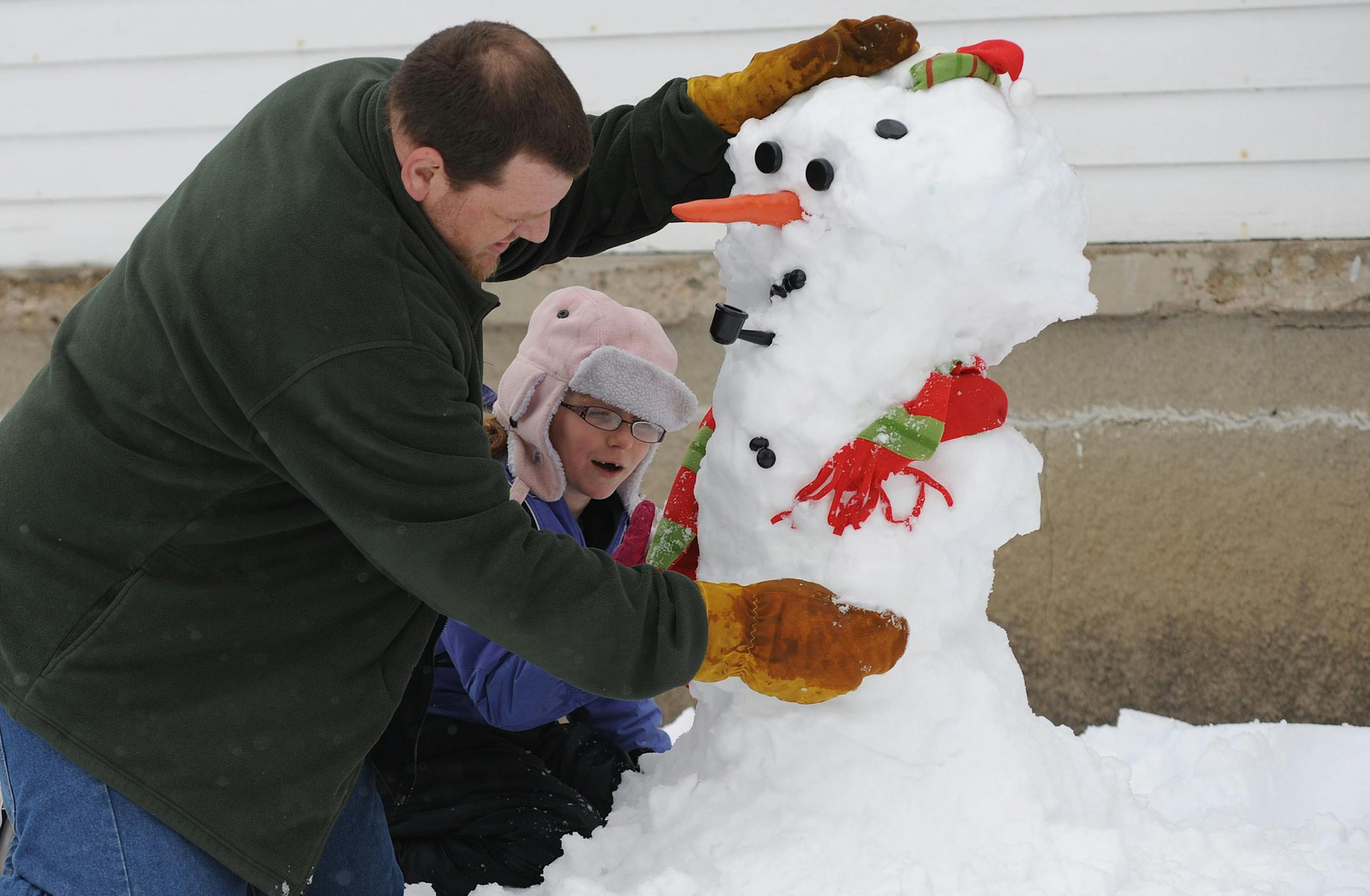A very late spring storm dumped almost a foot of snow on Owatana area over night causing power outages, school closings and downing many tree limbs. Jon Oeltjenbruns built a snow woman with his 71/2 year old daughter Lesley who had a snow day off from school in Owatana, Minn. ] Richard.Sennott@startribune.com Richard Sennott/Star Tribune. , Owatana Minn.Thursday 5/2/13) ** (cq)