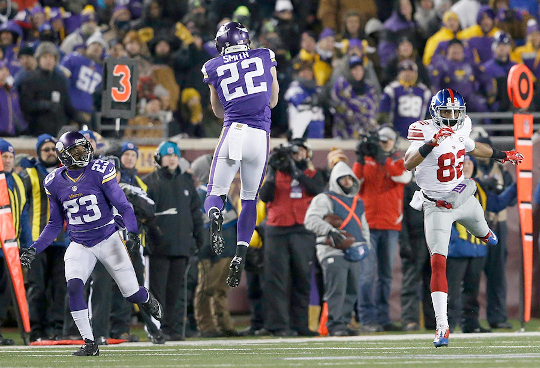Harrison Smith (22) intercepted an Eli Manning pass and returned it 35 yards for a touchdown.