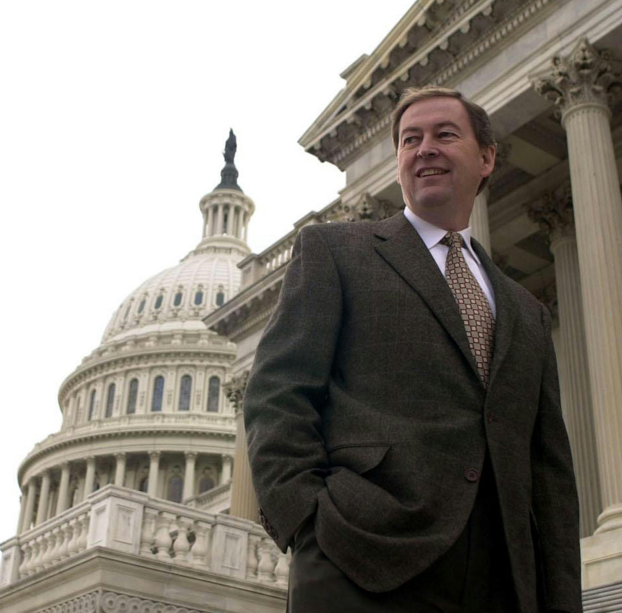 Senator Rod Grams, R, Minnesota, in front of the Capitol in Washington DC, December 7, 2000, finishes his term in a temporary office due to renovation works in his old office in the Dirksen Senat Building. -- Photo by Astrid Riecken for The Star Tribune --- ORG XMIT: MIN2013100909275213