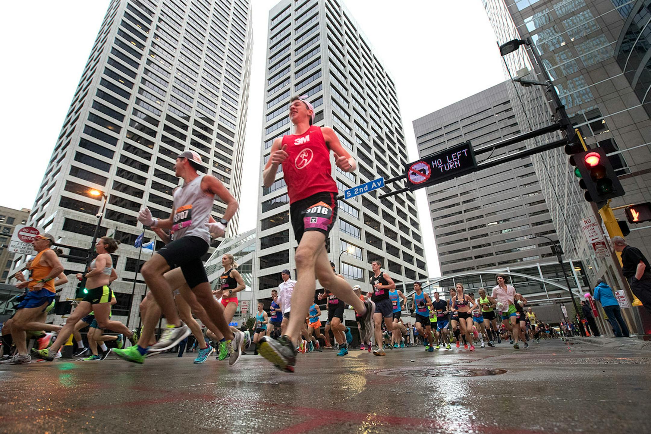 Runners make there way though downtown Minneapolis at the the start of the Twins Cities Marathon Sunday October 1,2017 in Minneapolis, MN. ] JERRY HOLT ï jerry.holt@startribune.com Jerry Holt