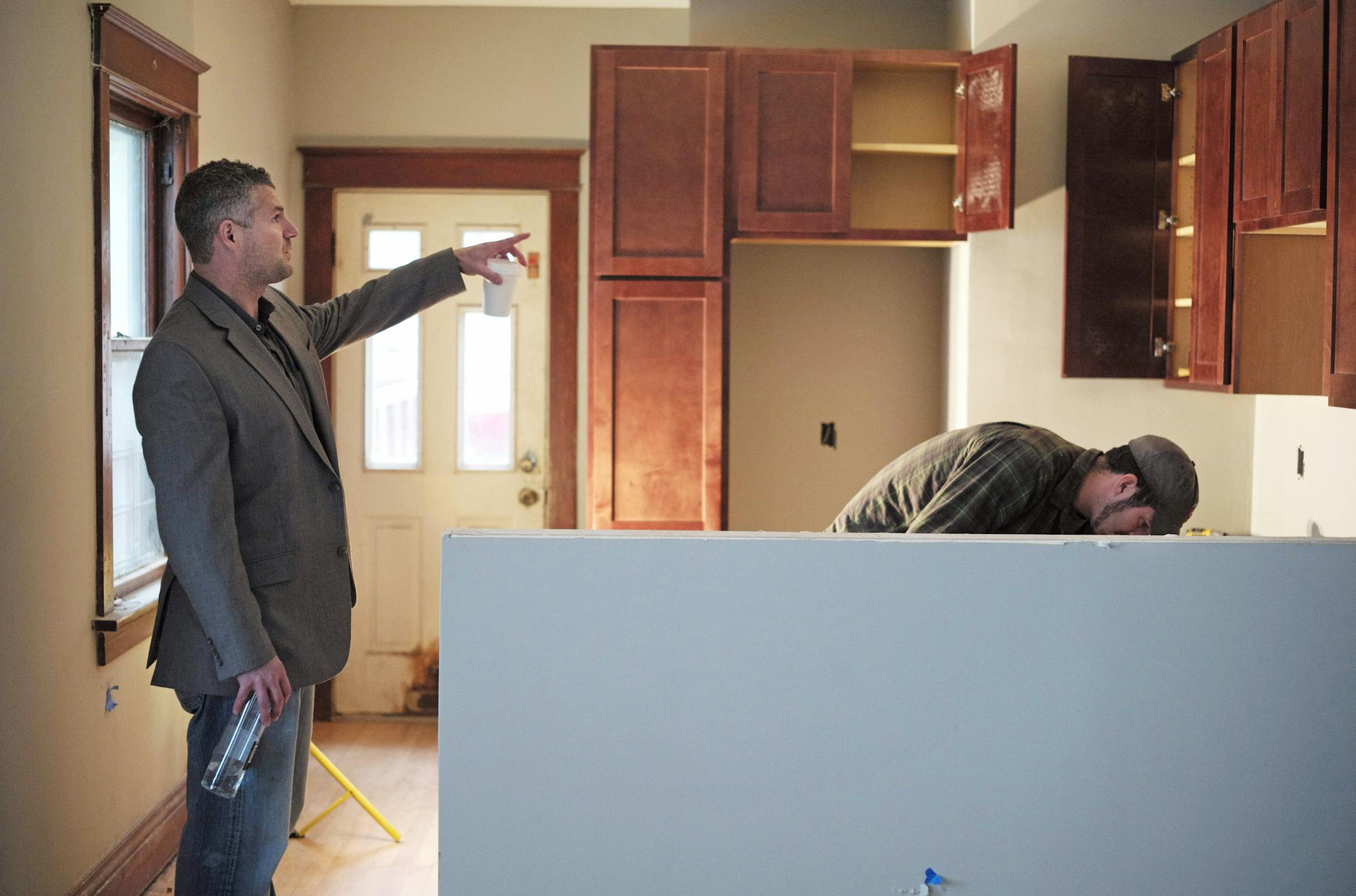 Jeremy Rupp is a real estate investor who pays cash for his houses, primarily because of the advantage it offers him during negotiaiton. He is working with carpenter Mark Hefner during the rehab of this property.]richard tsong-taatarii/rtsong-taataarii@startribune.com