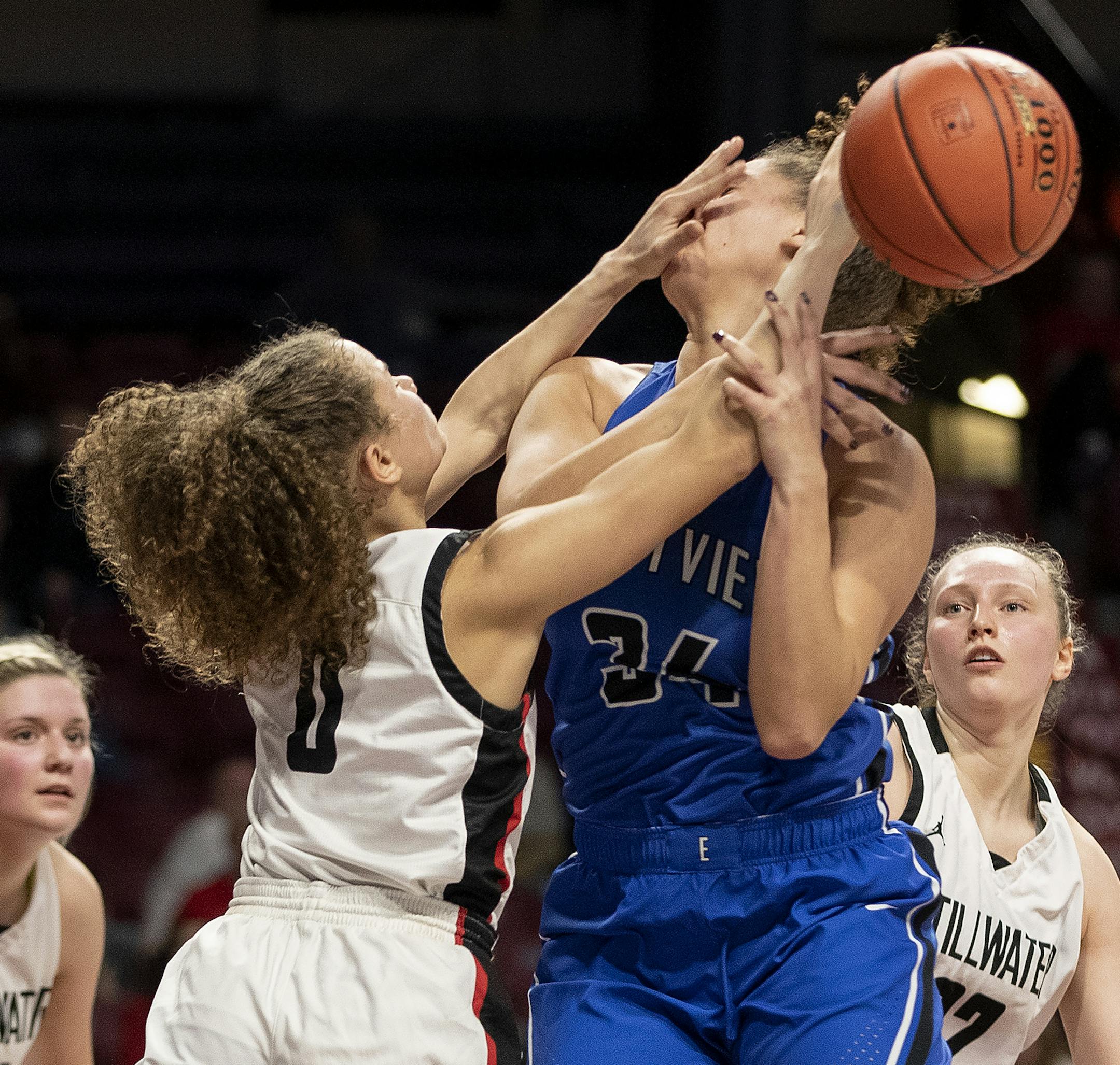 Alexis Pratt (0) of Stillwater fouled Jordan Morris (34) of Eastview in the second half. ] CARLOS GONZALEZ • cgonzalez@startribune.com – Minneapolis, MN – March 14, 2019, Williams Arena, Minnesota High School / Prep Girls’ Basketball Tournament, semifinals, Stillwater vs. Eastview, 4A