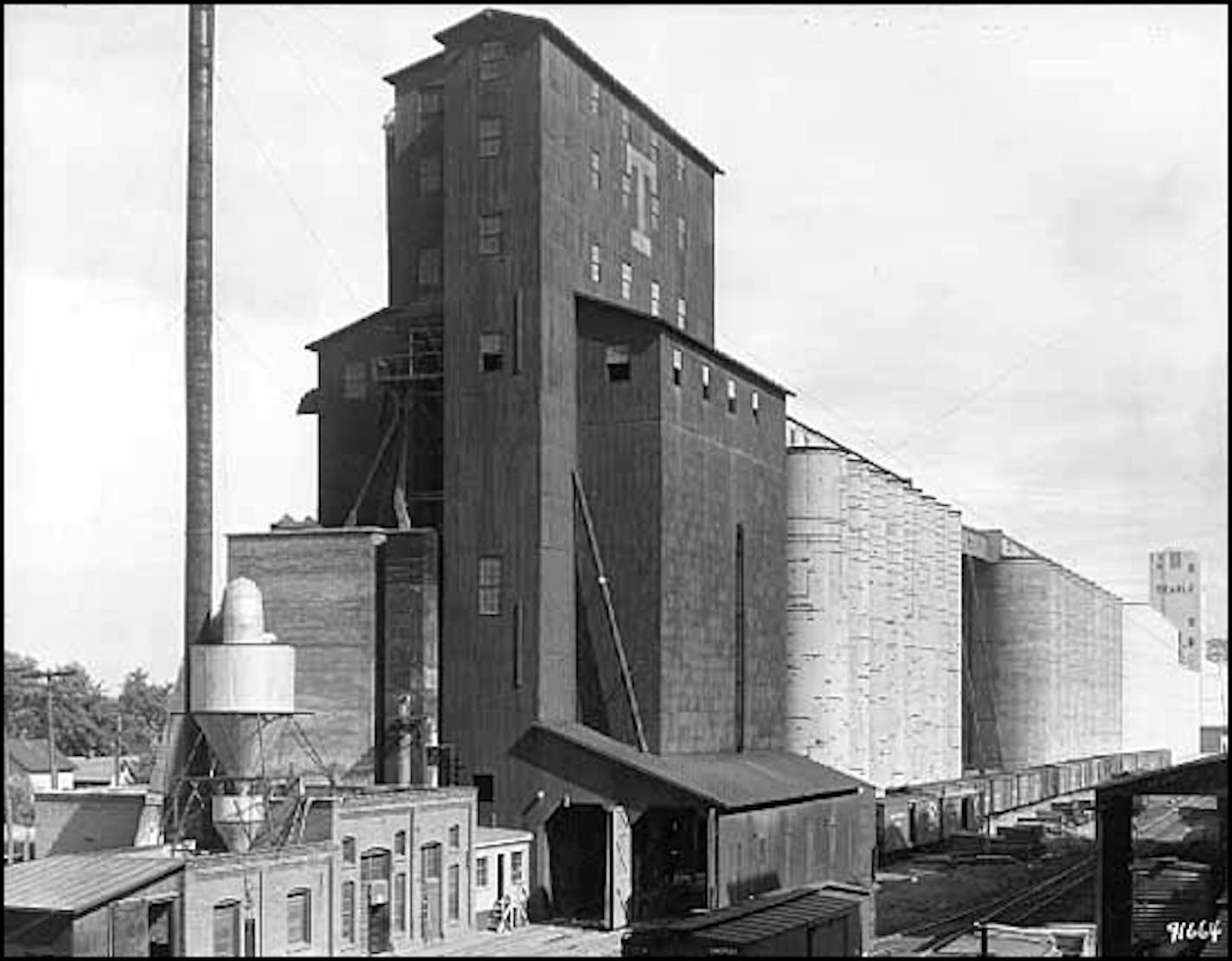 Cargill Elevator located at 3500-3600 Dight Avenue, Minneapolis Photographer: Norton & Peel Photograph Collection 7/1/1931