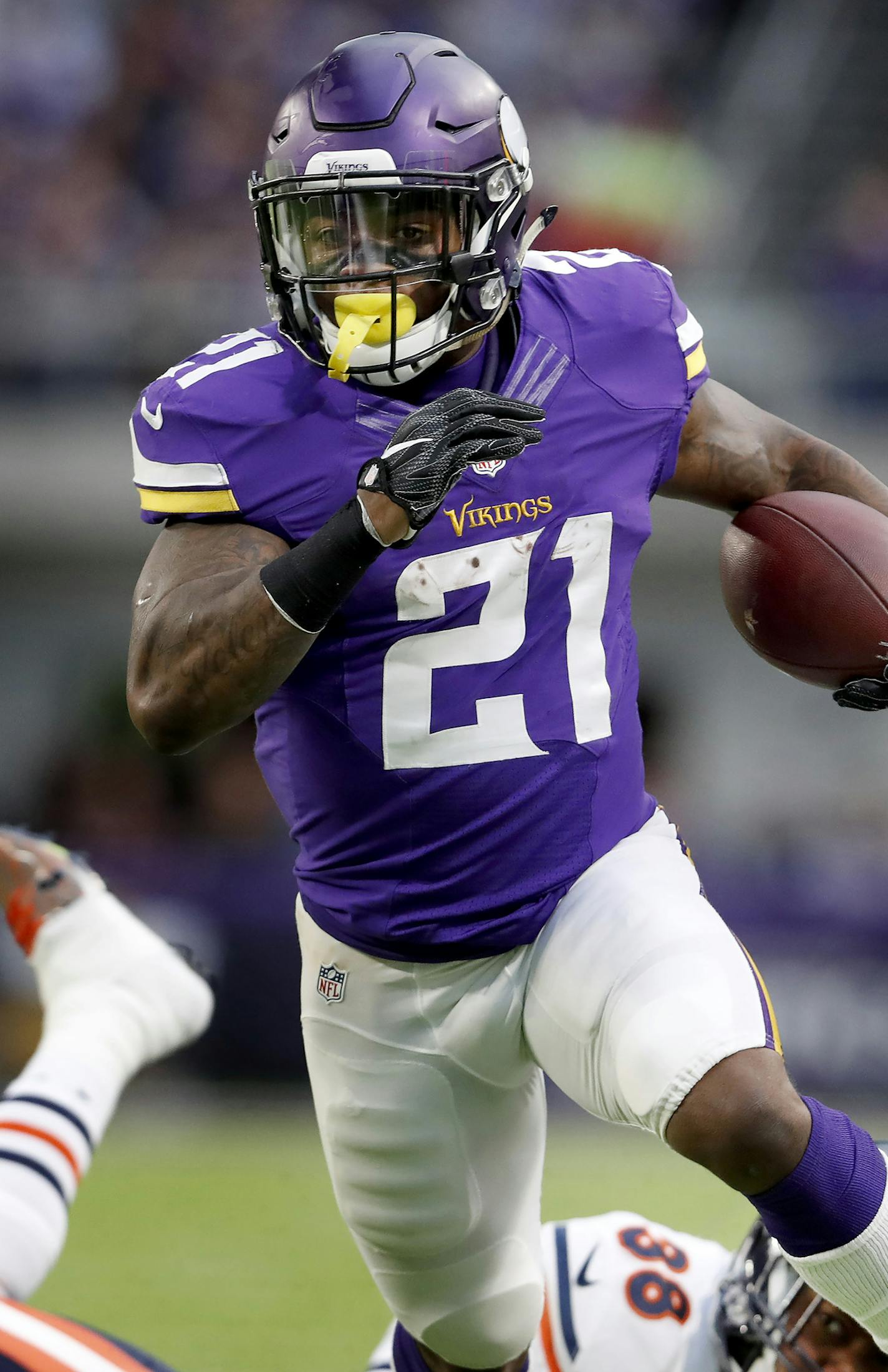 Jerick McKinnon ran away from Adrian Amos (38) after a catch for a 16-yard touchdown in the first quarter. ] CARLOS GONZALEZ cgonzalez@startribune.com - January 1, 2017, Minneapolis, MN, US Bank Stadium, NFL, Minnesota Vikings vs. Chicago Bears