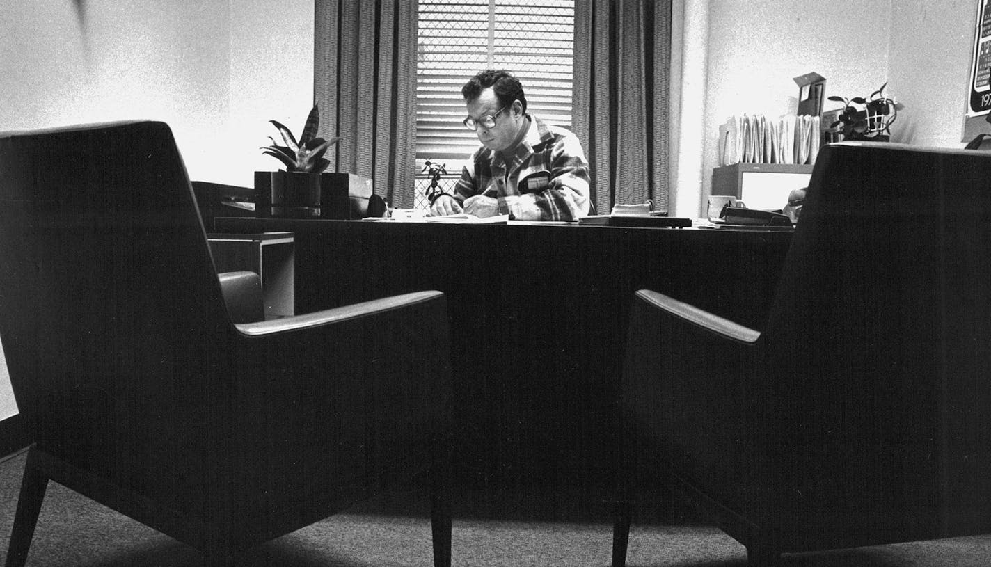 January, 1980: Mayor Donald Fraser at his desk. (Kent Kobersteen/Minneapolis Star Tribune/TNS) ORG XMIT: 1328416