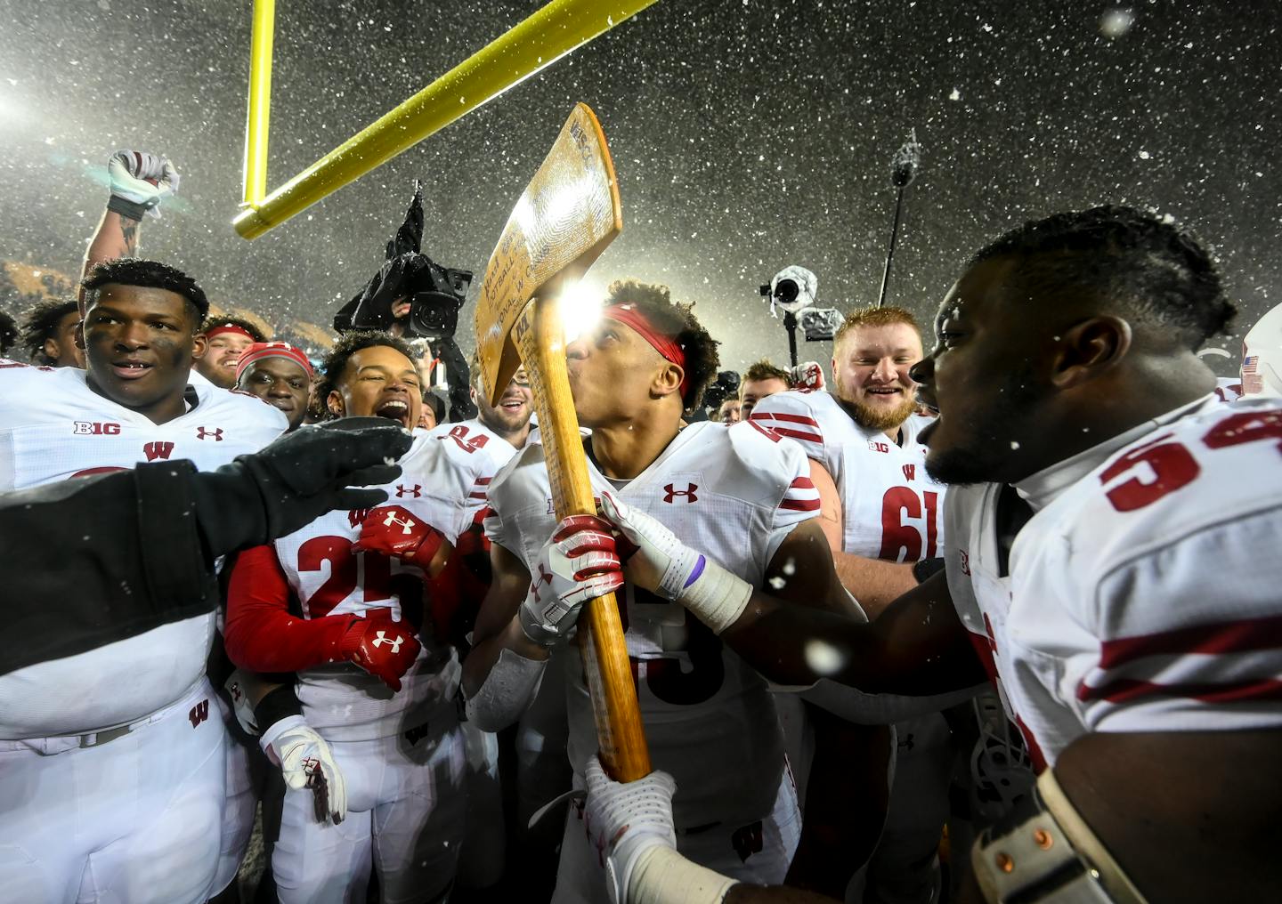 Wisconsin running back Jonathan Taylor kissed Paul Bunyan's Axe after the Badgers' 38-17 victory over the Gophers.