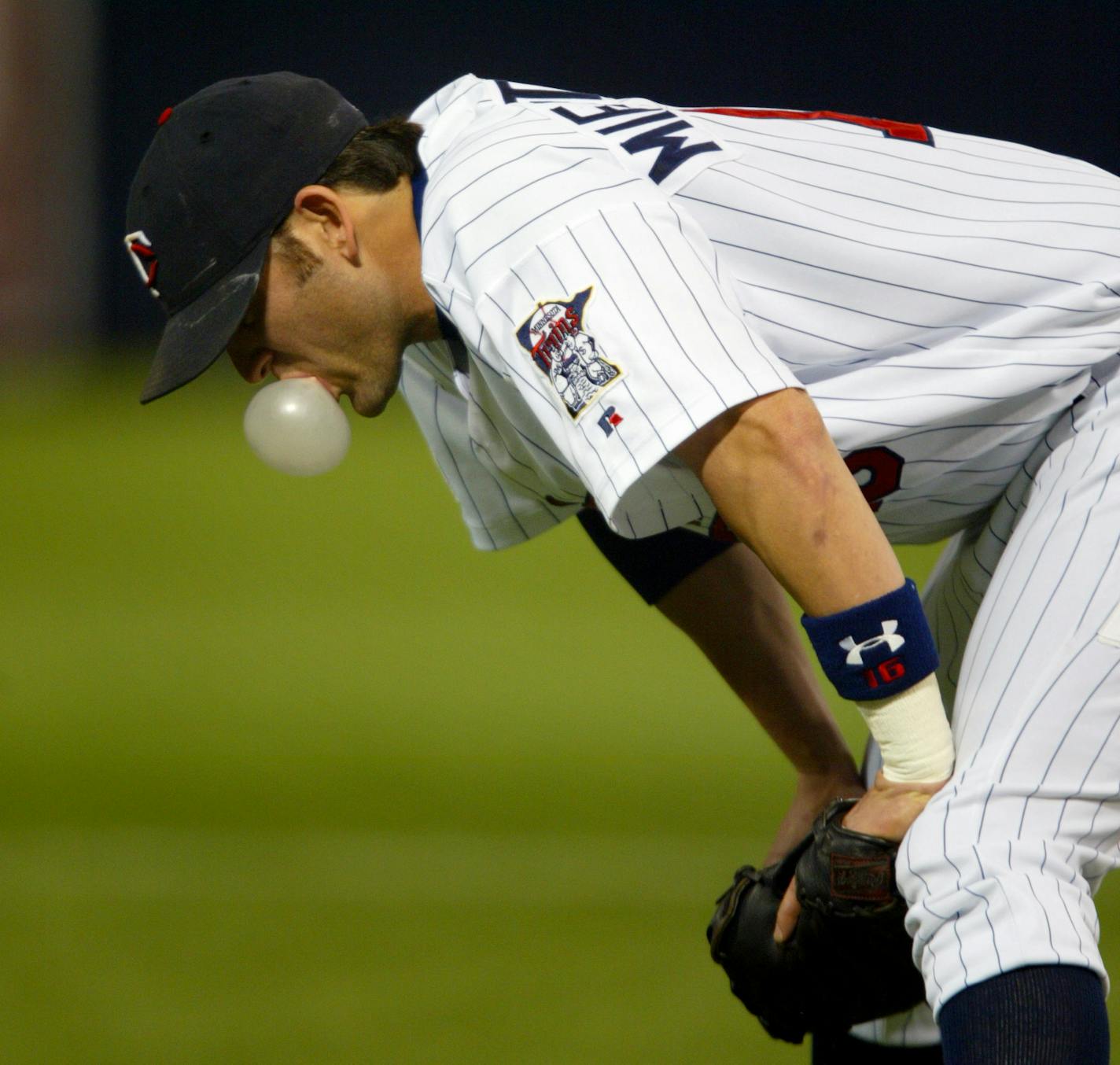 Staff photo by Jeff Wheeler MINNEAPOLIS - 6/25/04 - The Twins began an interleague series against the Milwaukee Brewers with a 6 -3 victory Friday night at the Metrodome. IN THIS PHOTO: First baseman Doug Mientkiewicz blows a bubble while at his position in the first inning against Milwaukee Friday night. ORG XMIT: MIN2013031518521964