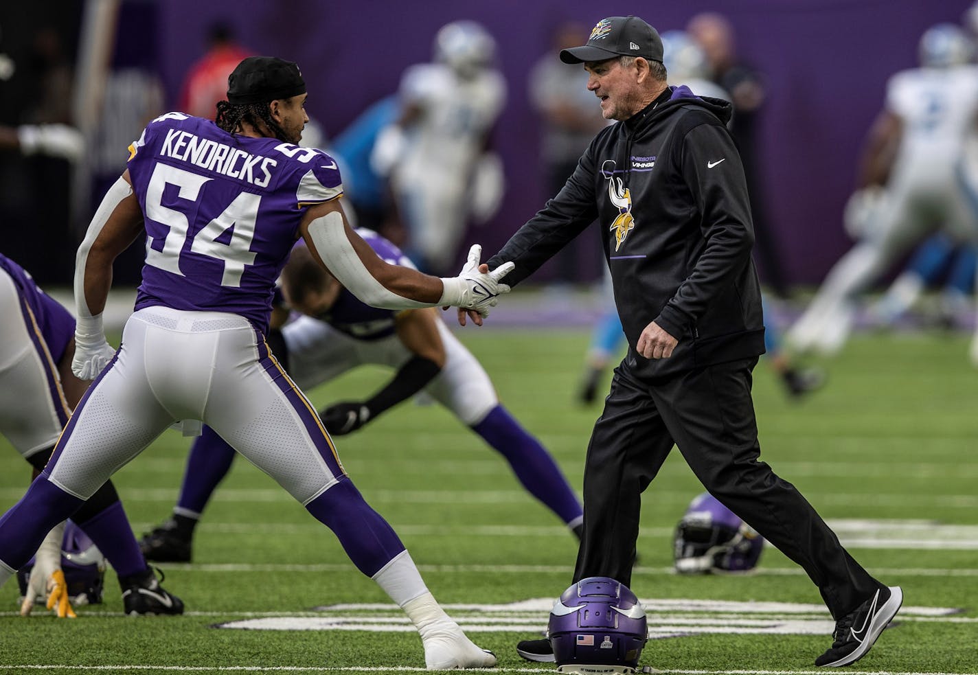 Minnesota Vikings head coach Mike Zimmer shook hands with Minnesota Vikings middle linebacker Eric Kendricks (54) during pregame.] Jerry Holt •Jerry.Holt@startribune.com