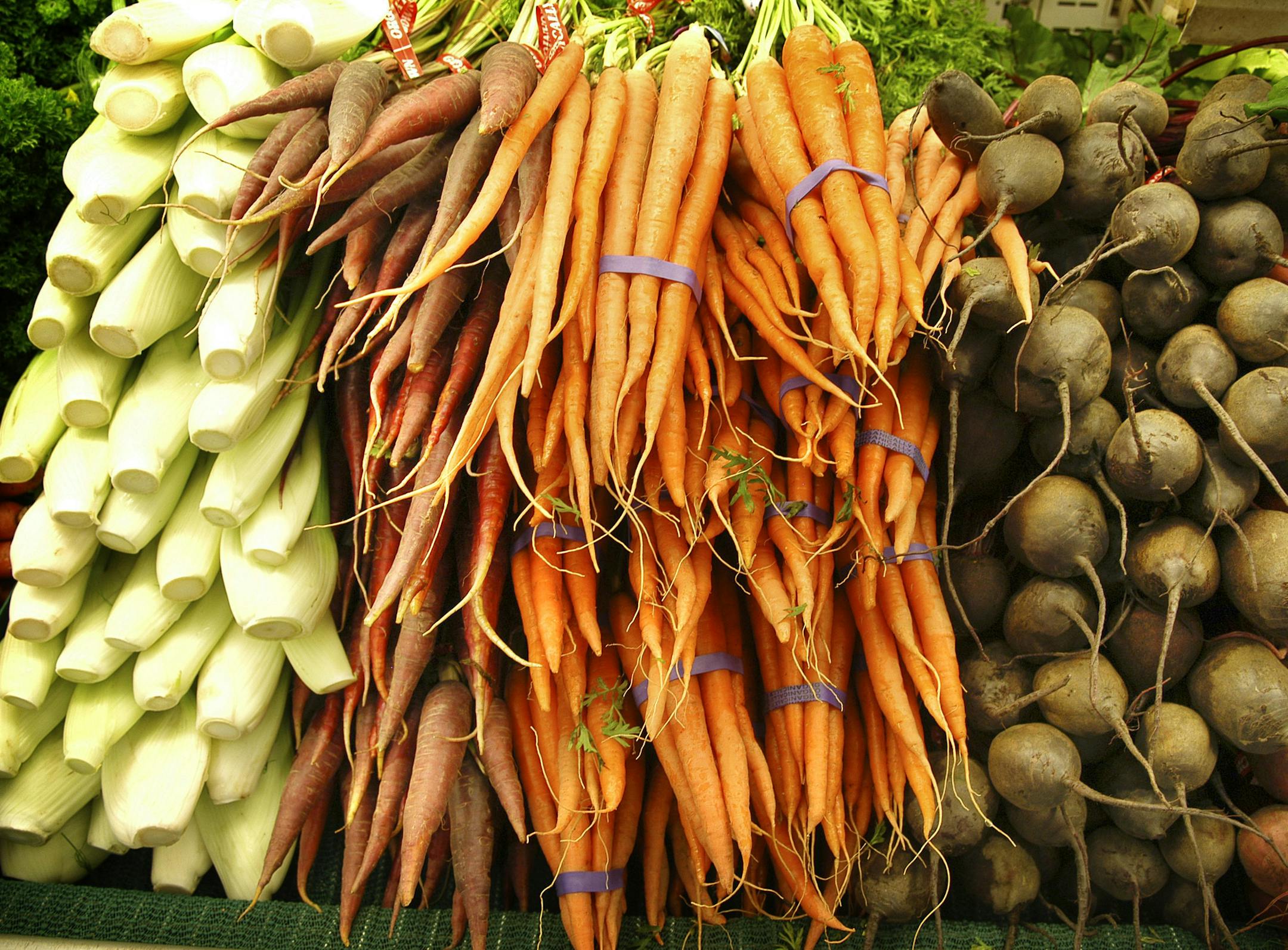 Glen Stubbe/Star Tribune Wednesday, July 20, 2005 -- Minneapolis, Minn. -- Most of the fresh vegtables at the Wedge Co-op on Lyndale Ave, Minneapolis are organic and local produce is favored.