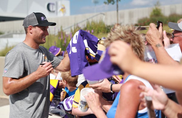 Vikings quarterback Kirk Cousins signed autographs on July 26