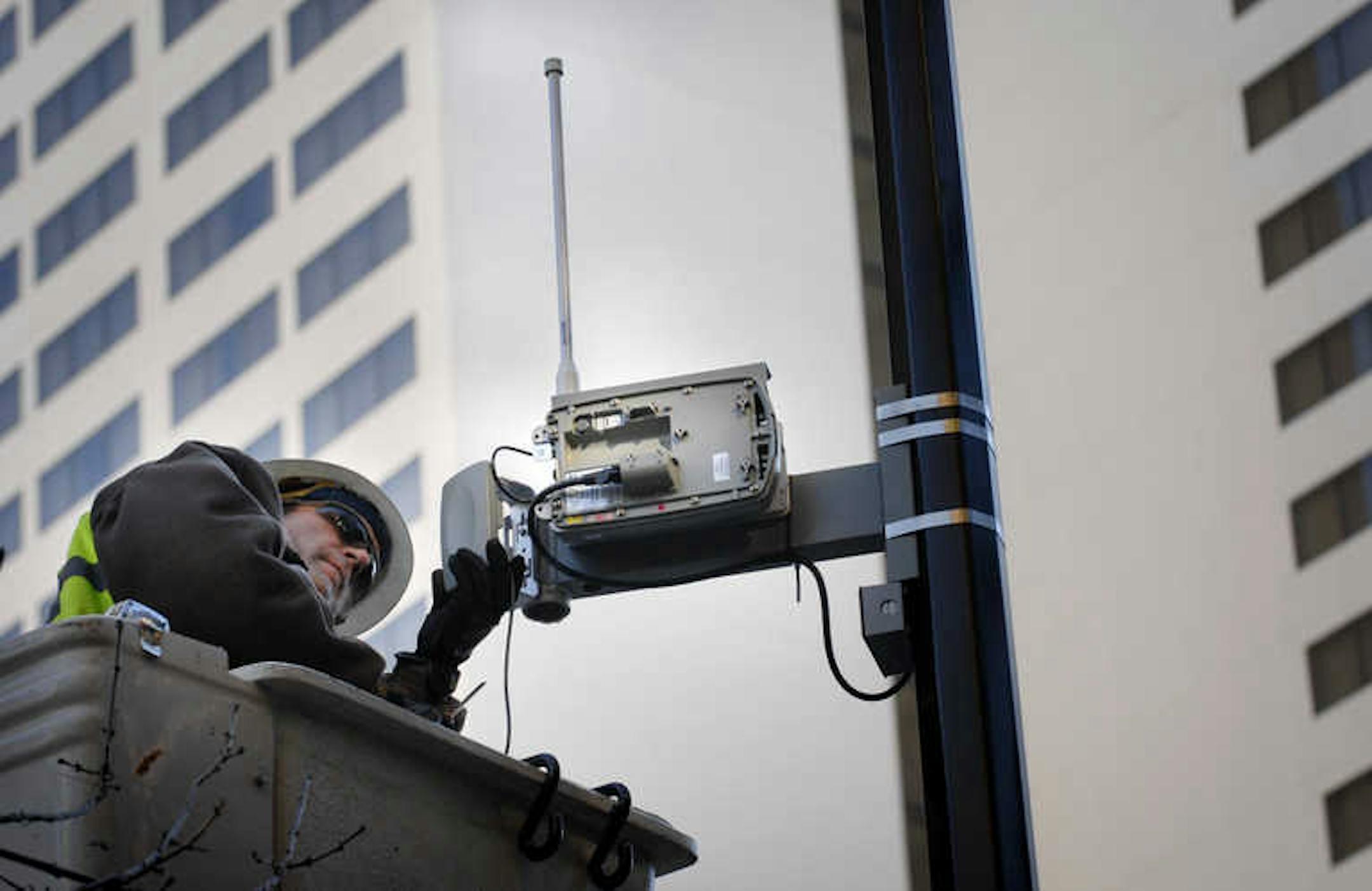 GLEN STUBBE * gstubbe@startribune.com Wednesday, October 31, 2007 -- Minneapolis, Minn. -- Bill Witzany of USIW, (US Internet Wireless) installed a BelAir Nedtworks 100 relay node along Lasalle Ave. Minneapolis, which should improve the WiFi signal strength in that area.
