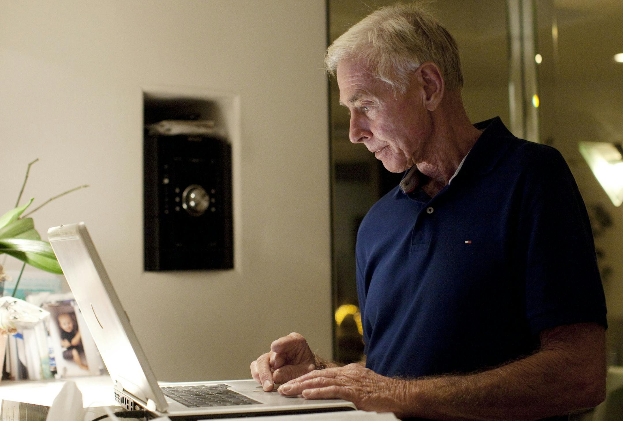 Steve Burrin, who has lung cancer, demonstrates how he reads the CT scans sent to his home from his doctor, in Manhattan Beach, Calif., Oct. 29, 2014. Radiologists are becoming more accessible to patients, but there are questions over whether the two parties will be able to handle dealing with each other when the results of a scan are unwelcome. (Emily Berl/The New York Times) ORG XMIT: XNYT79