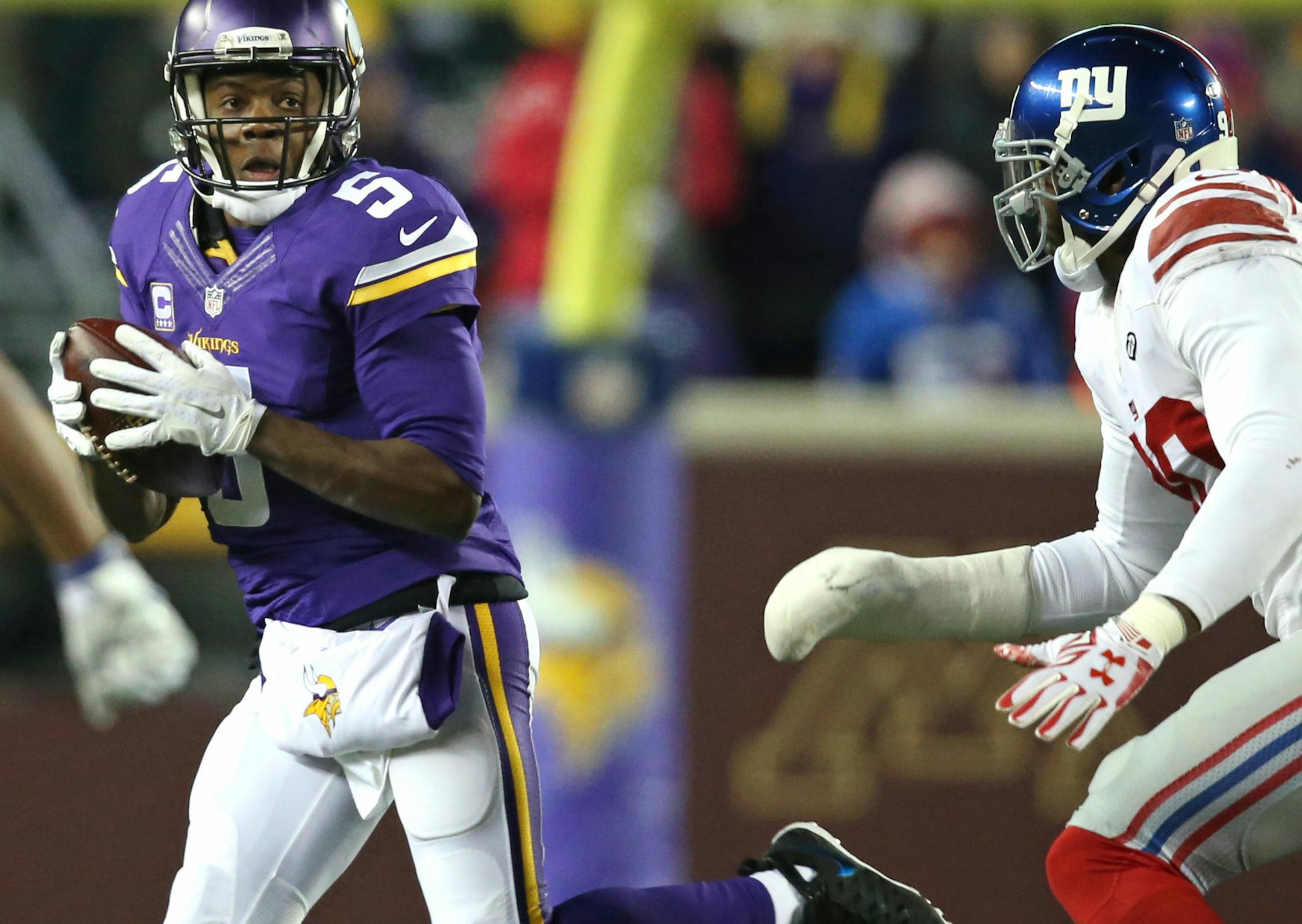 Minnesota Vikings quarterback Teddy Bridgewater (5) looks down field as he completed a pass to receiver Jarius Wright (17) in the first quarter Sunday December 27, 2015 in Minneapolis, MN. ] The Minnesota Vikings hosted the New York Giants at TCF Bank Stadium. Jerry Holt/ Jerry.Holt@Startribune.com