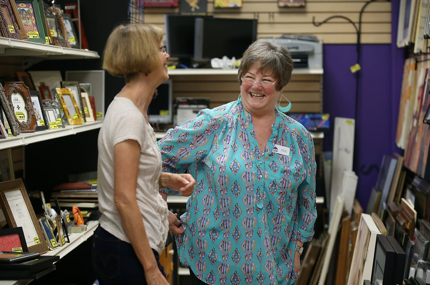 Valeta Cornwell worked with a customer at picking out a piece of art at New Uses, a home furnishings resale shop, Friday, July 2, 2015 in Woodbury, MN. ] (ELIZABETH FLORES/STAR TRIBUNE) ELIZABETH FLORES &#x2022; eflores@startribune.com