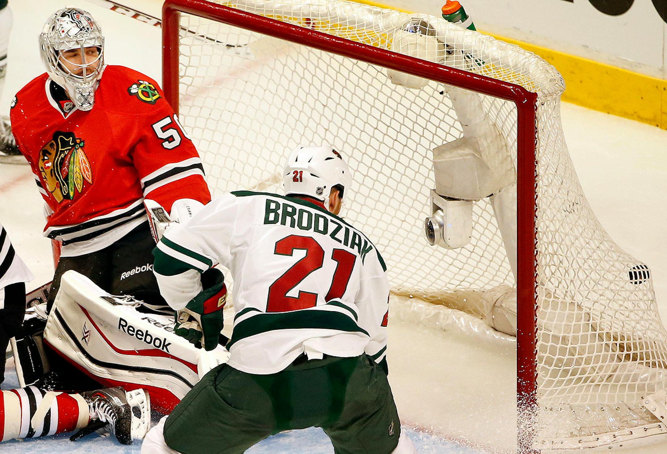 Kyle Brodziak (21) shot the puck past Chicago goalie Corey Crawford (50) for a goal in the third period. ] CARLOS GONZALEZ cgonzalez@startribune.com - May 2, 2014, Chicago, Illinois, United Center, NHL, Minnesota Wild vs. Chicago Blackhawks, Stanley Cup Playoffs Round 2, Game 1
