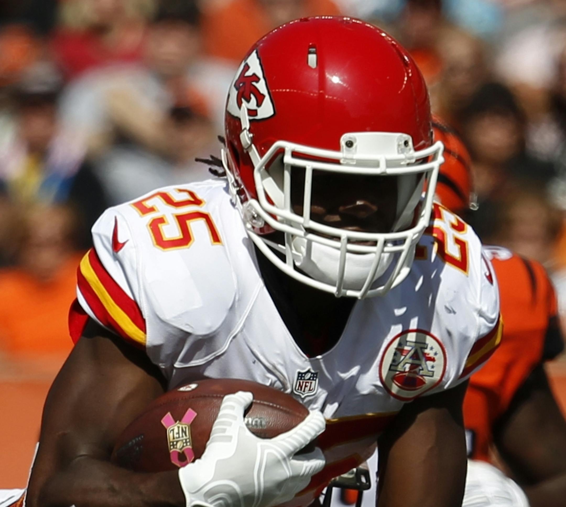 Kansas City Chiefs running back Jamaal Charles (25) runs the ball in the first half of an NFL football game against the Cincinnati Bengals, Sunday, Oct. 4, 2015, in Cincinnati. (AP Photo/Frank Victores)