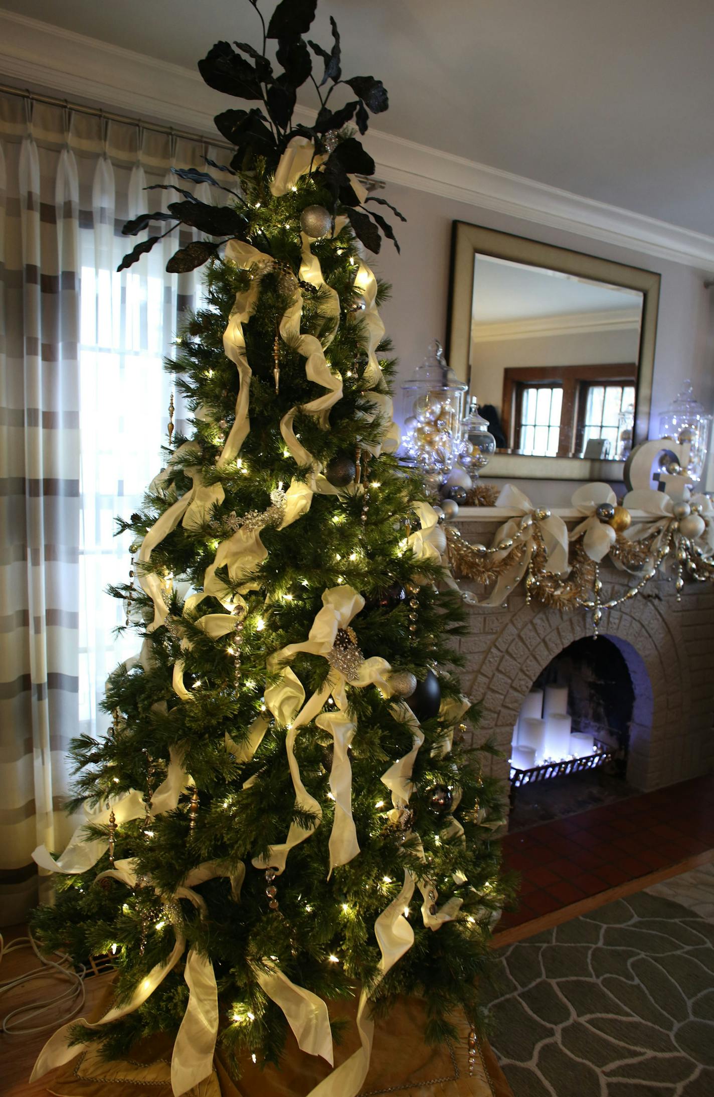 Interior Designer Lisa Peck of Lilu Interiors, decorated her tree with ribbons and costume jewelry keeping the sliver, gold and ivory color scheme in her home in Minneapolis, Thursday, November 20, 2013. ] (KYNDELL HARKNESS/STAR TRIBUNE) kyndell.harkness@startribune.com