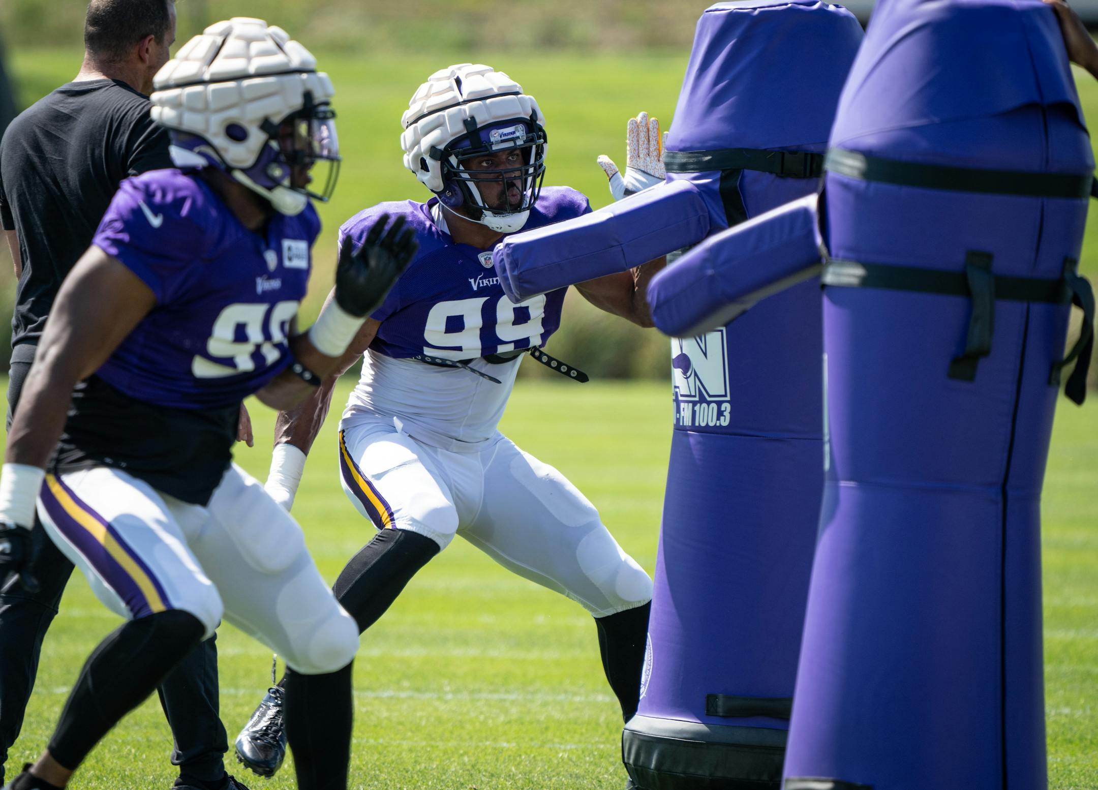Vikings defensive line Danielle Hunter does drills.