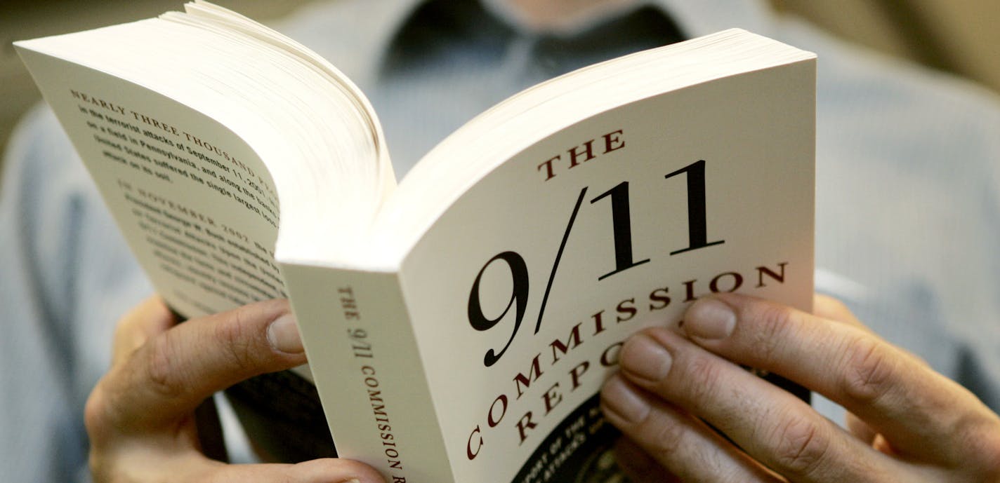 Jerry Holt/Star Tribune 7/22/2004-------Greg Bill of Minneapolis thumbs through the 9/11 commission report at Barnes and Noble in downtown Minneapolis. GENERAL INFORMATION: Jerry Holt/Star Tribune 7/22/2004-------Greg Bill of Minneapolis thumbs through the 9/11 commission report at Barnes and Noble in downtown Minneapolis. ORG XMIT: MIN2016041512030217