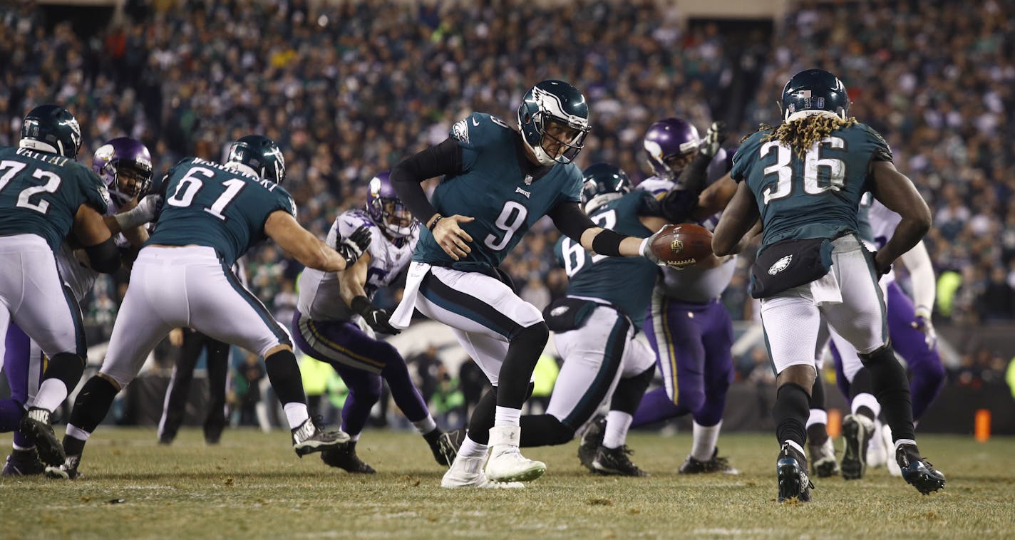 Philadelphia Eagles' Nick Foles hands off to Jay Ajayi (36) during the second half of the NFL football NFC championship game Sunday, Jan. 21, 2018, in Philadelphia. (AP Photo/Patrick Semansky) ORG XMIT: NFC250