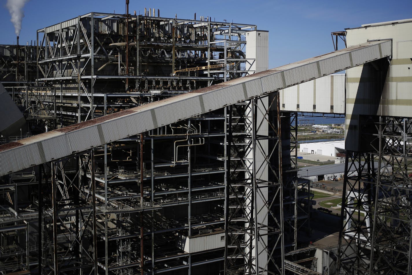 A conveyor belt carries coal to the NRG Energy Inc. WA Parish generating station in Thompsons, Texas, on Feb. 16, 2017. MUST CREDIT: Bloomberg photo by Luke Sharrett.