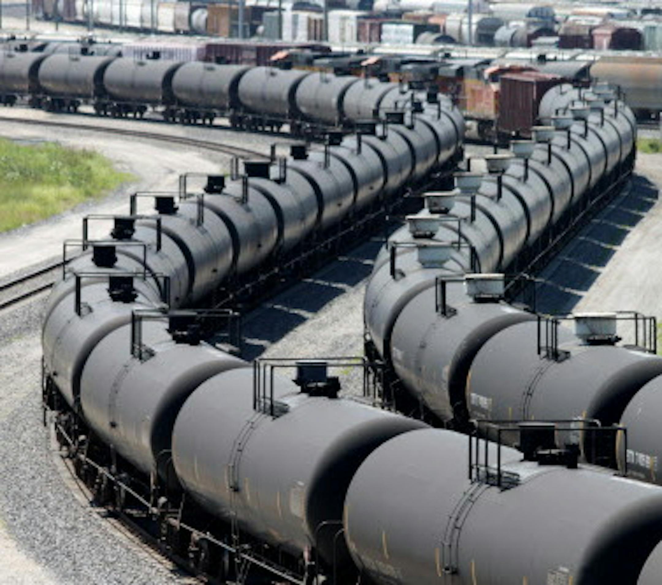BNSF crude oil trains pass each other in Galesburg, Ill. (Curtis Tate/McClatchy DC/TNS) ORG XMIT: 1162112