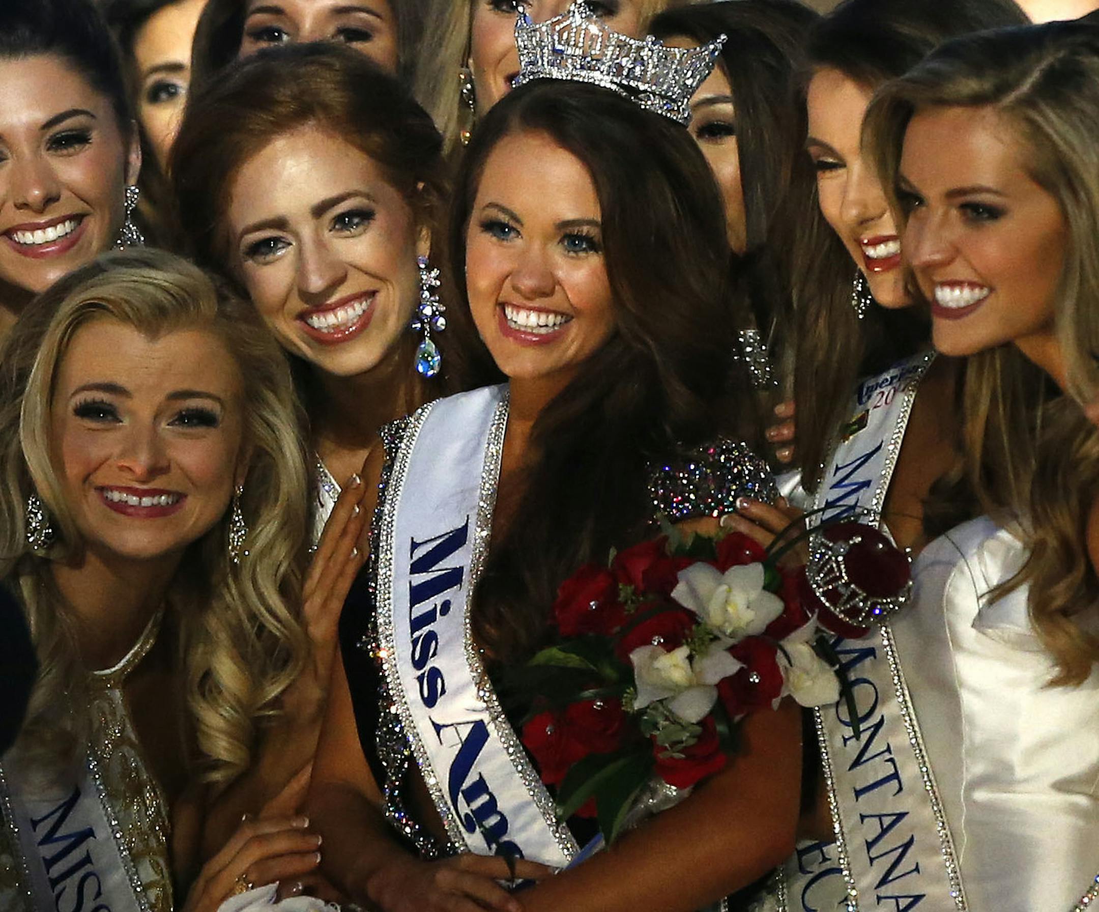 New Miss America Cara Mund poses for a photo with contestants during Miss America 2018 pageant, Sunday, Sept.10, 2017, in Atlantic City, N.J. (AP Photo/ Noah K. Murray)