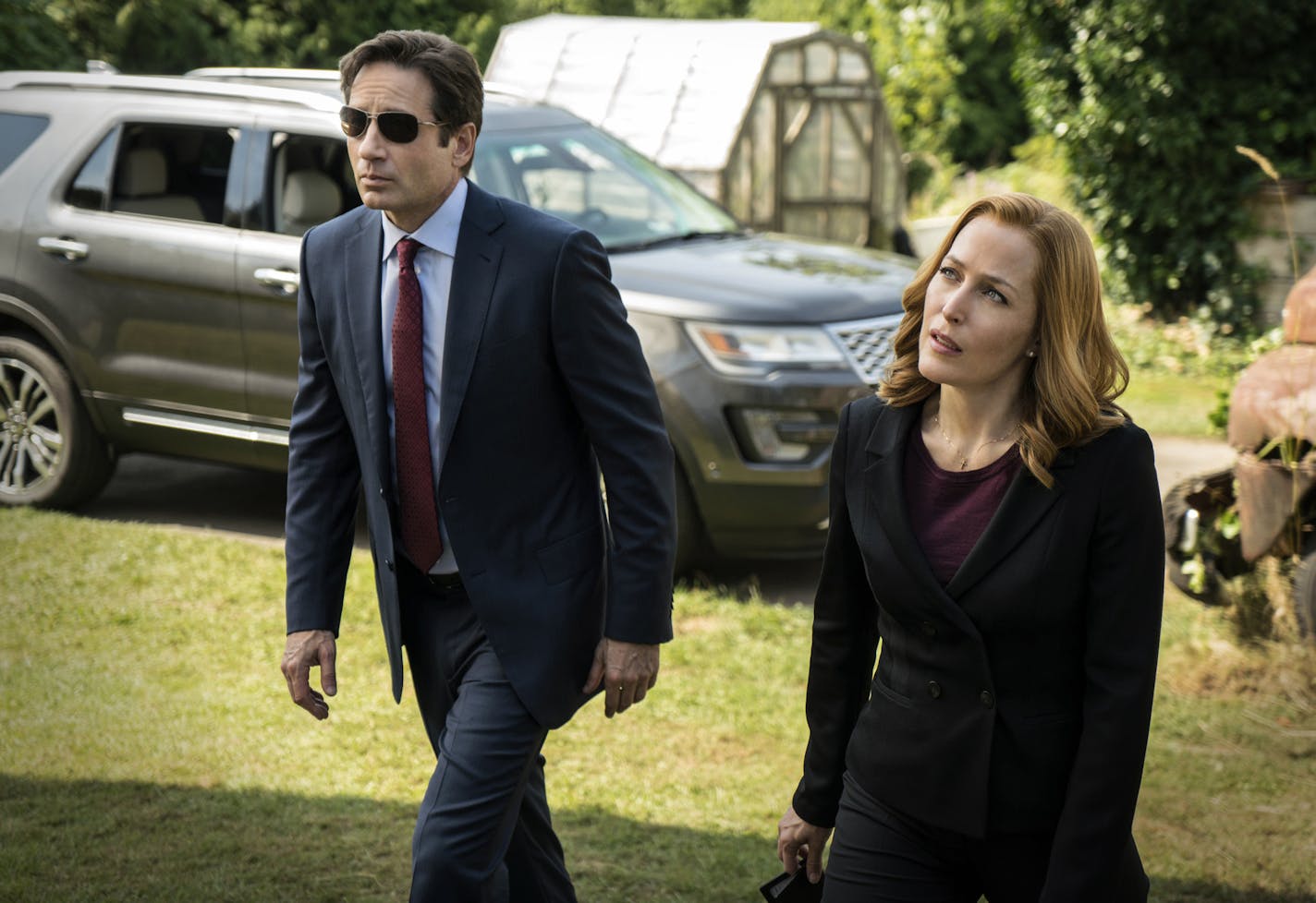 This photo provided by FOX shows, David Duchovny, left, as Fox Mulder and Gillian Anderson as Dana Scully in the "Founder's Mutation" season premiere, part two, episode of "The X-Files," airing Monday, Jan. 25, 2016, 8:00-9:00 PM ET/PT on FOX. (Ed Araquel/FOX via AP)