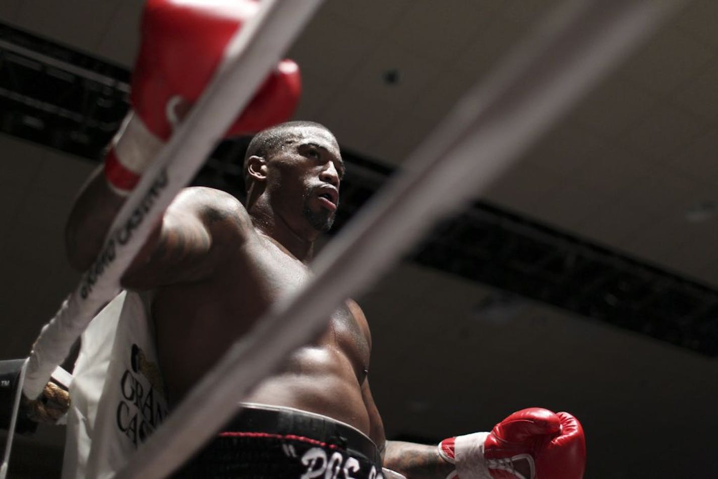 Ray Edwards stood in a neutral corner after knocking down T.J. Gibson during a bout.